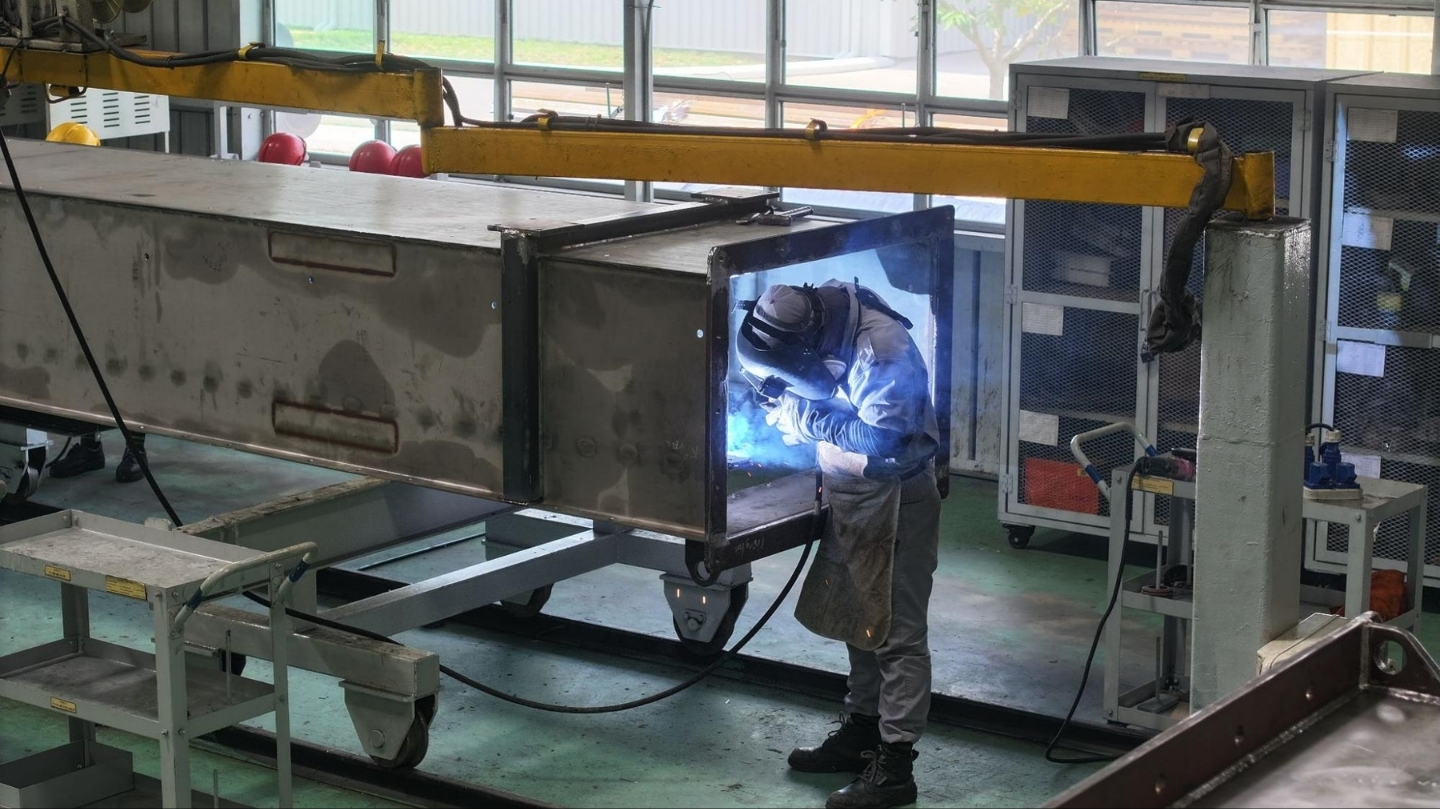 THACO INDUSTRIES operates an integrated production chain in which mining and construction equipment components pass through multiple specialized plants and stages – from steel fabrication and precision machining to finished assembly. Across this mechanical complex, we deliver an annual capacity of 200,000 tons of steel and 300,000 mechanical products. This capacity supports high-volume, heavy-duty production of excavator buckets, grab bucket systems, crusher parts, conveyor structures, and electrical cabinet housing frames. Production is enabled by dedicated industrial equipment assembly lines, supported by integrated welding, painting, and final assembly production lines.