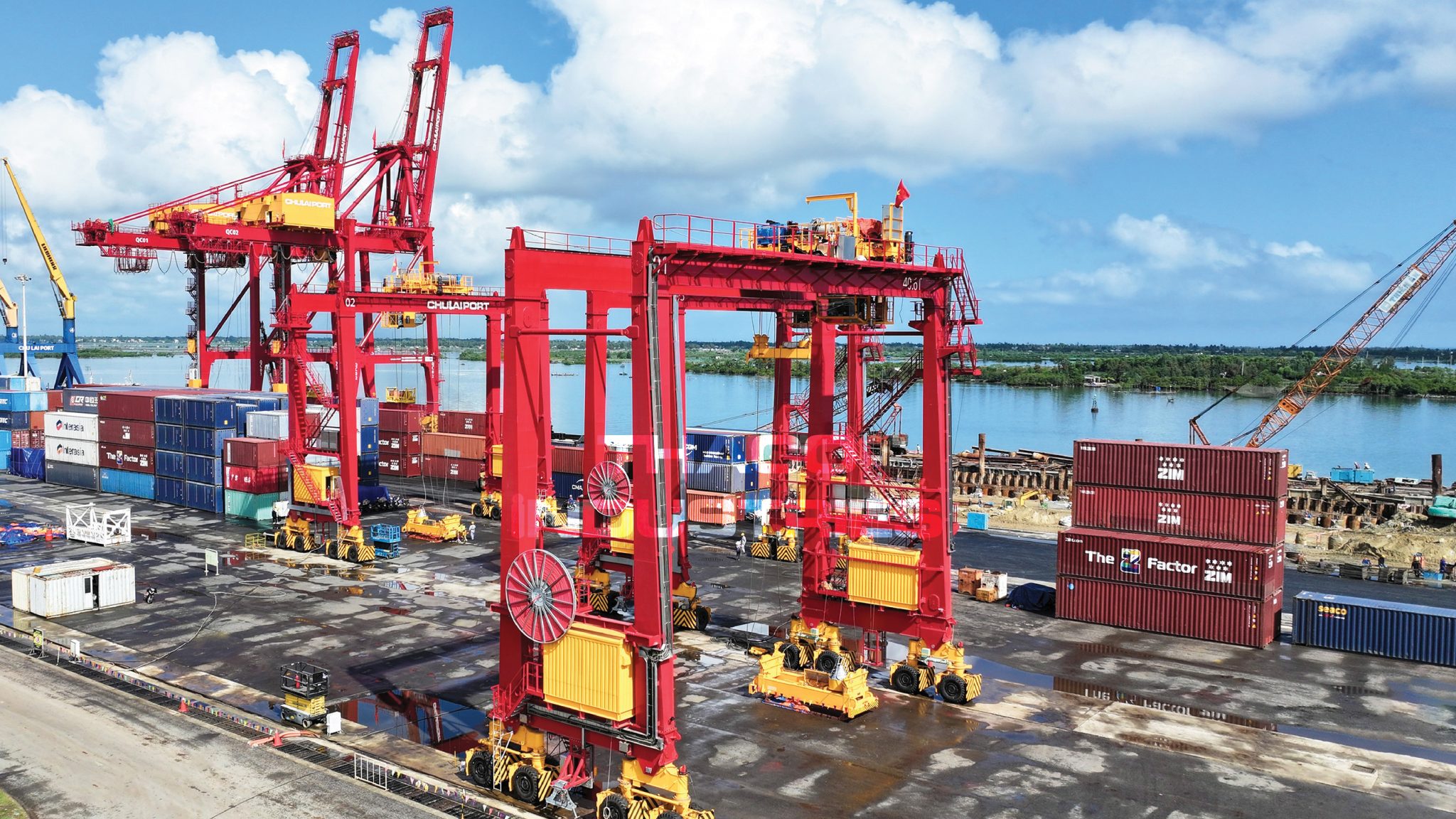 e-RTG crane is manufactured and installed by THACO INDUSTRIES