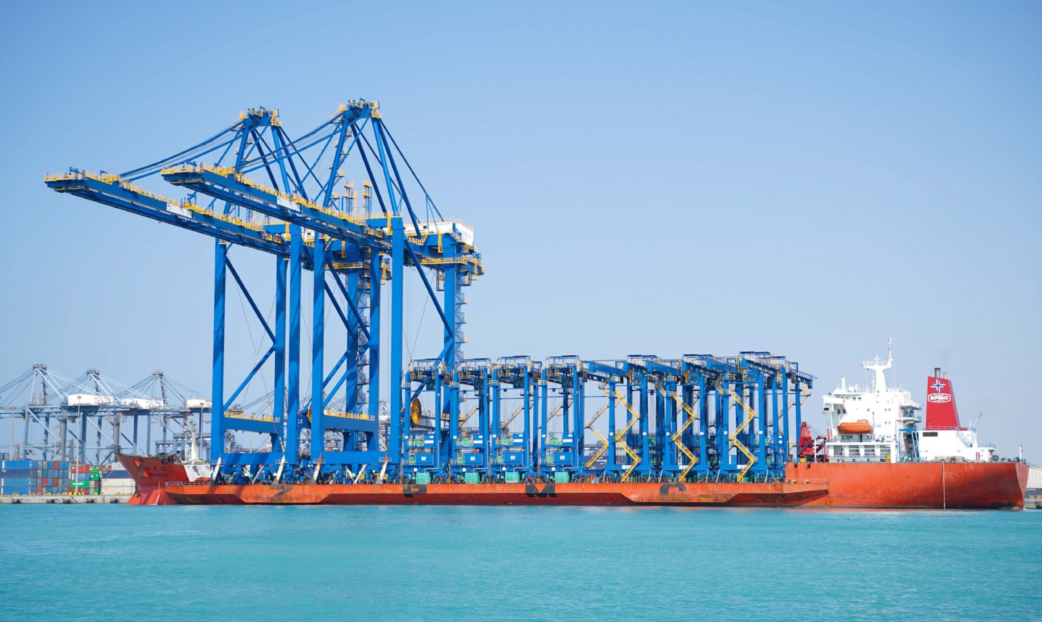 Advantages and disadvantages of RTG and STS cranes