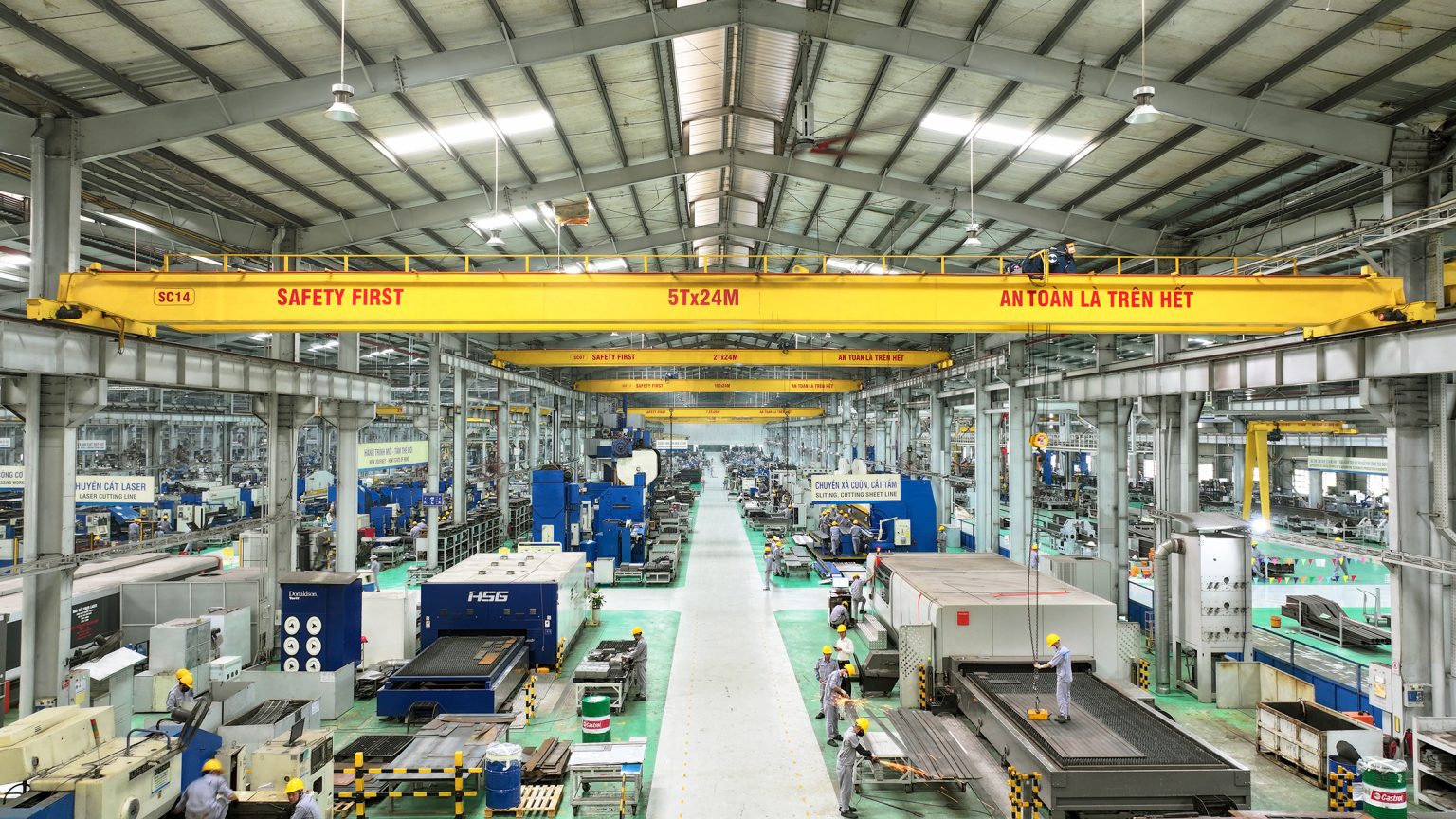A factory crane moves heavy loads safely and efficiently inside industrial facilities