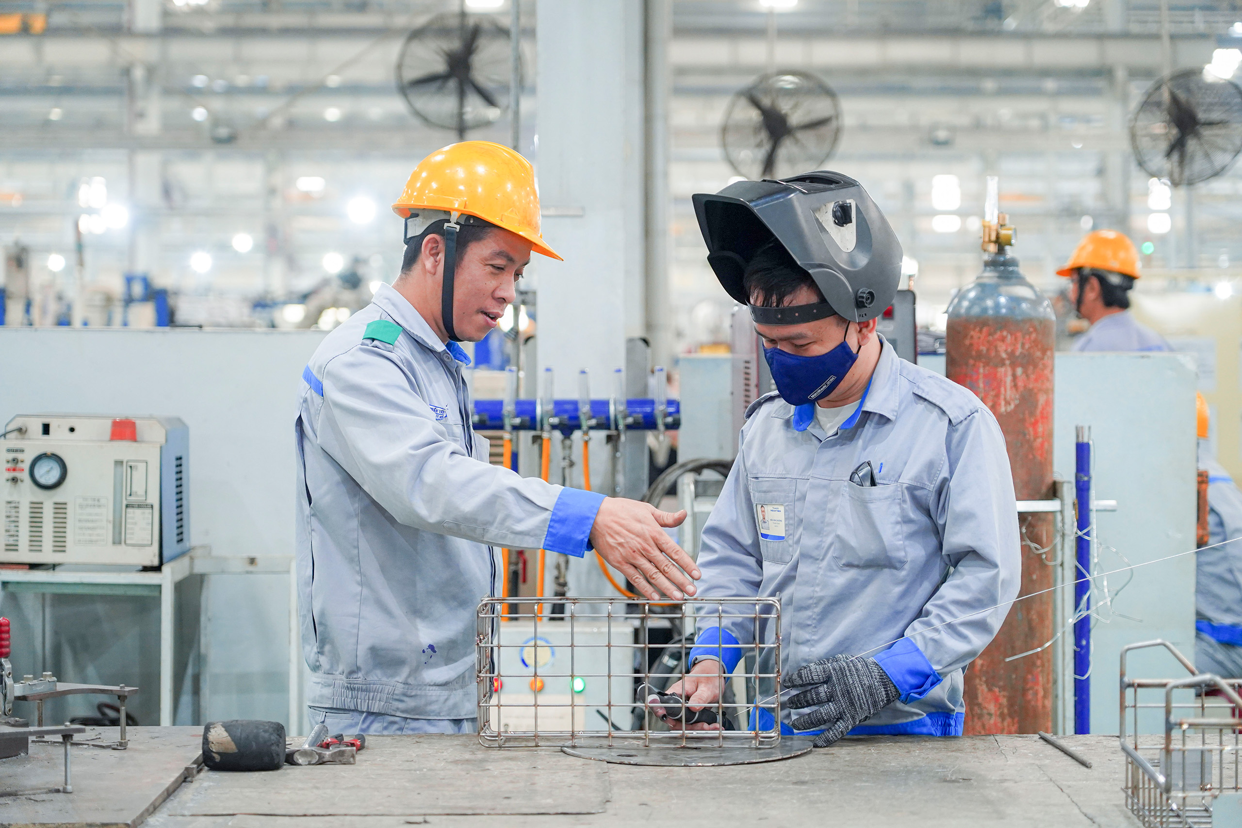 Anh Trần Văn Khải - Tổ trưởng tổ hàn Kim loại Nhôm - Inox, xưởng Hàn Sản phẩm trong nước
