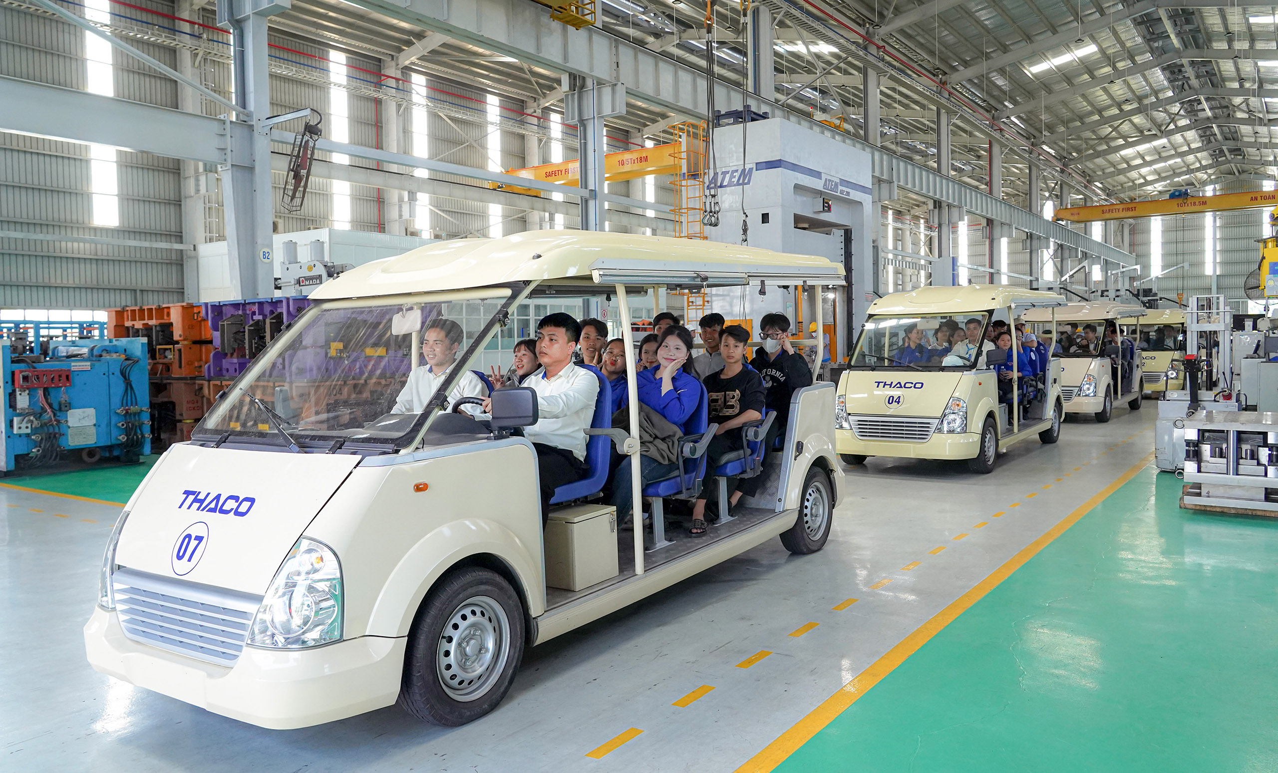 Đoàn các trường THPT tham qua nhà máy của THACO INDUSTRIES