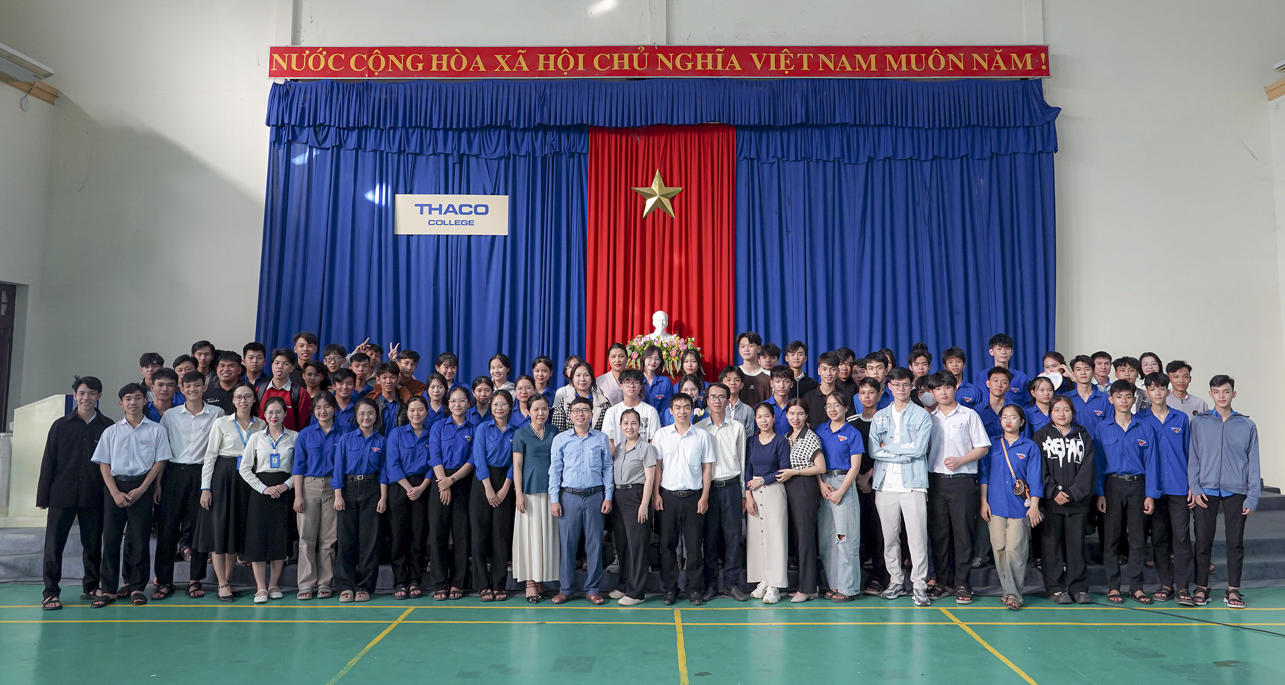 Đại diện THACO INDUSTRIES và đoàn Trường THPT Cao Bá Quát chụp ảnh lưu niệm