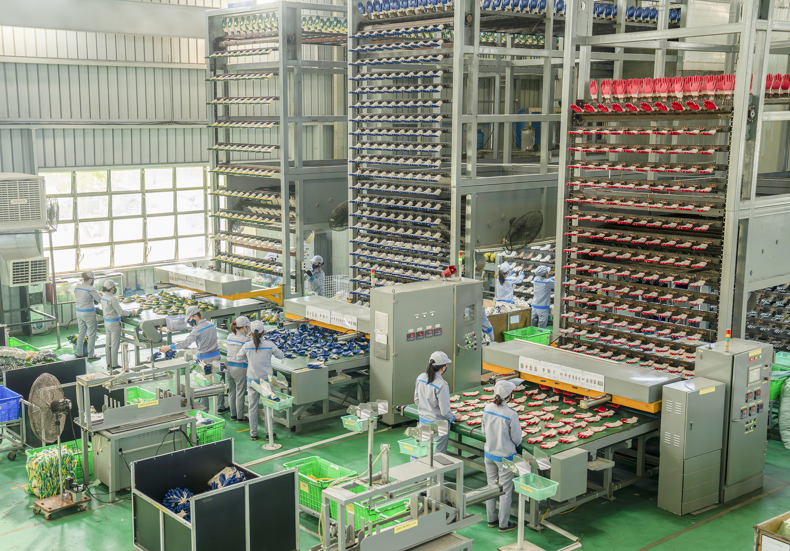 Dây chuyền sản xuất găng tay tại THACO INDUSTRIES