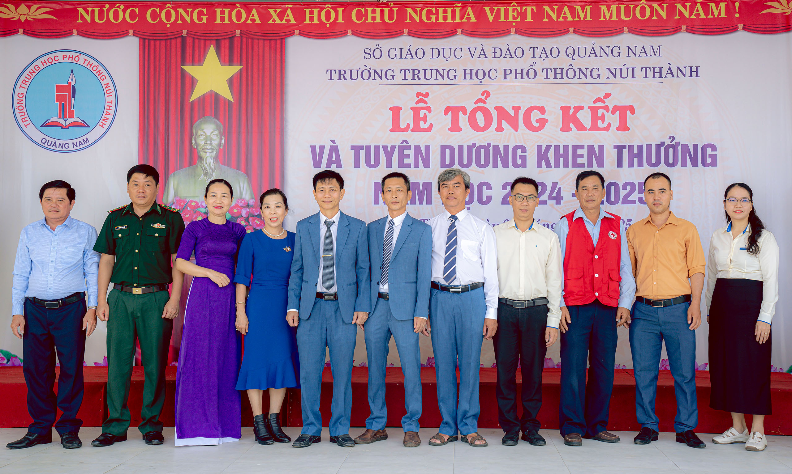 Đại diện THACO INDUSTRIES tham dự Lễ Bế giảng tại Trường THPT Núi Thành