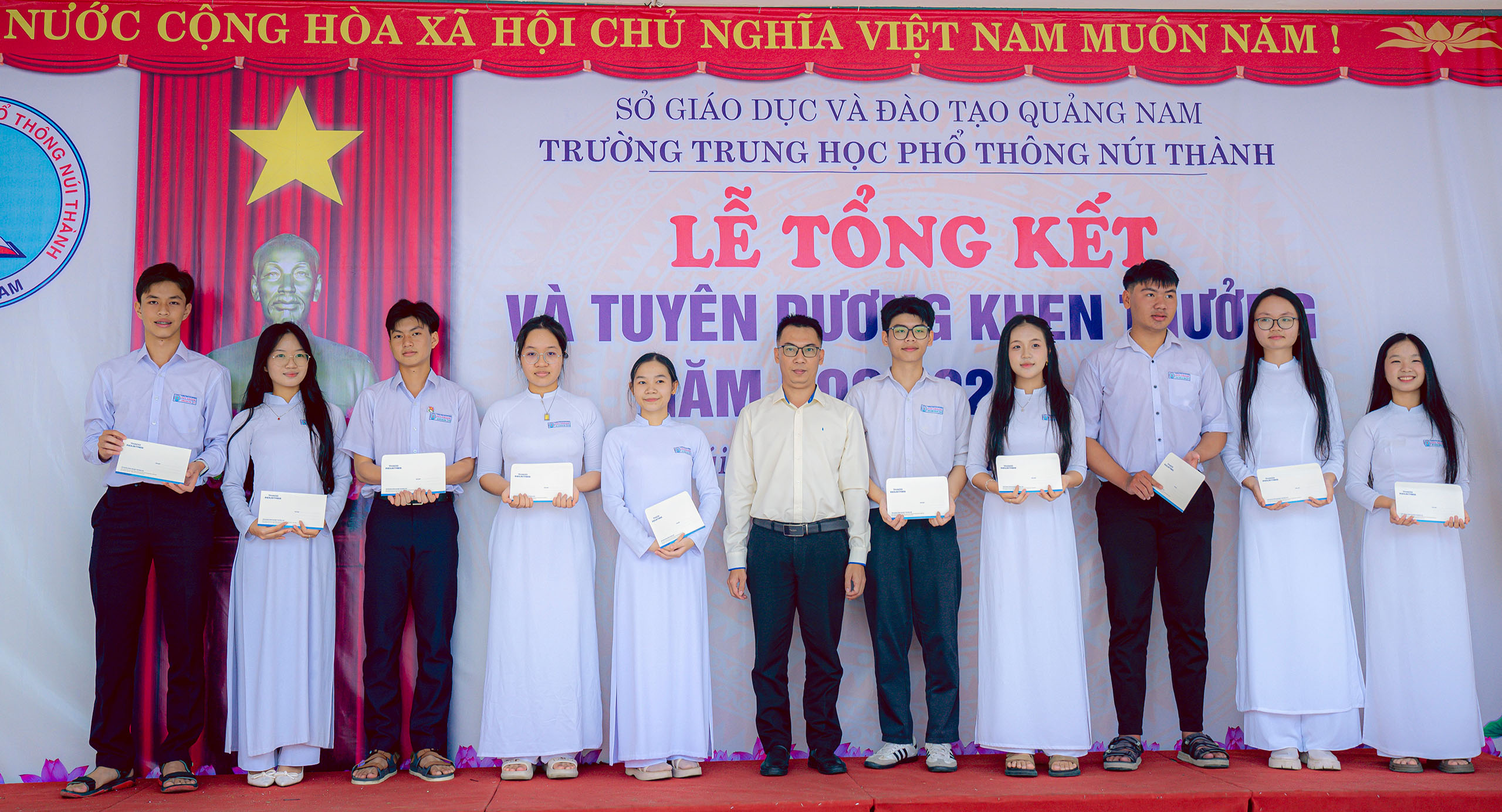 Ông Phan Như Anh Vũ - Giám đốc Nhân sự THACO INDUSTRIES trao học bổng cho học sinh trường THPT Núi Thành
