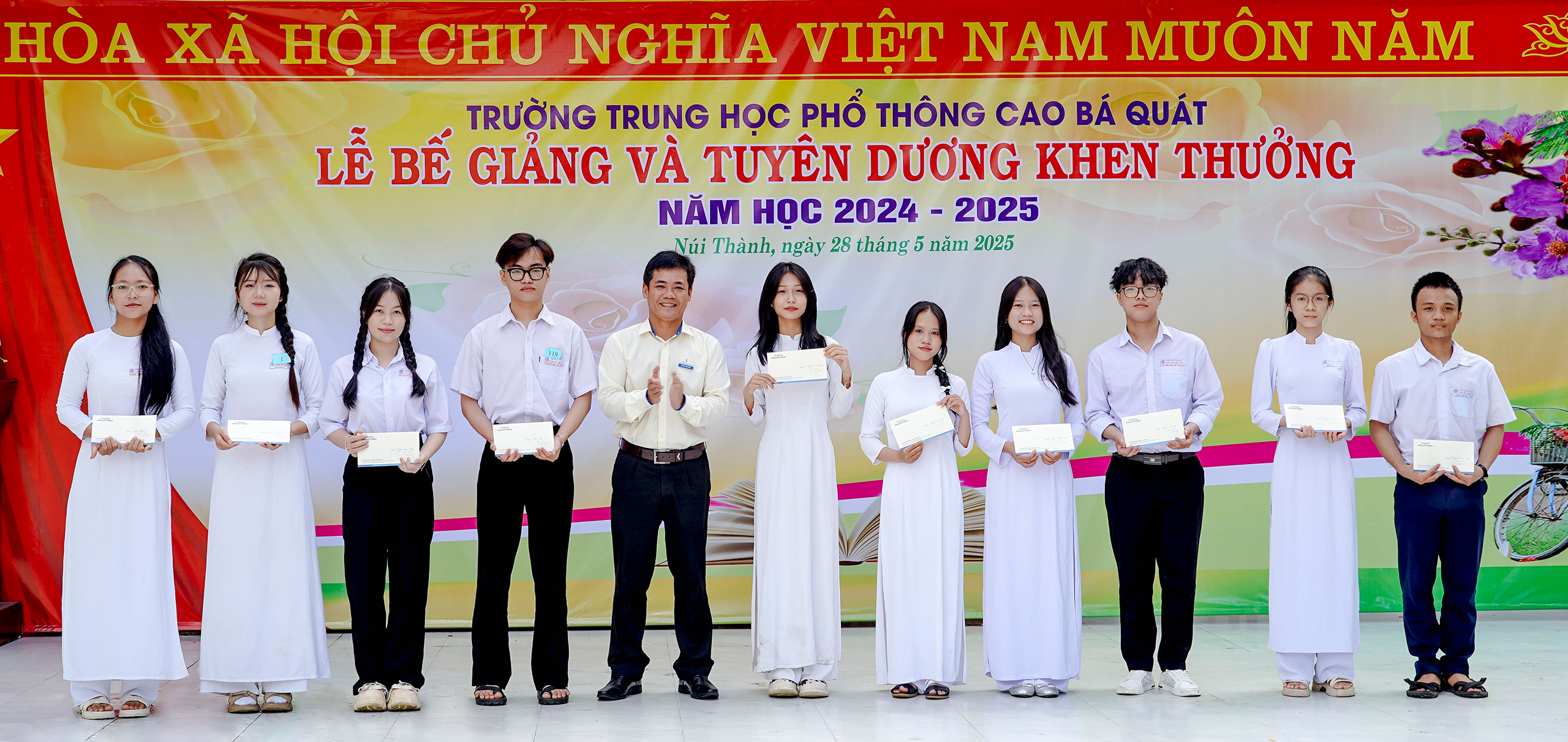 Ông Huỳnh Tấn Khải - Giám đốc Nghiên cứu phát triển phần mềm và AI THACO INDUSTRIES trao học bổng cho học sinh trường THPT Cao Bá Quát