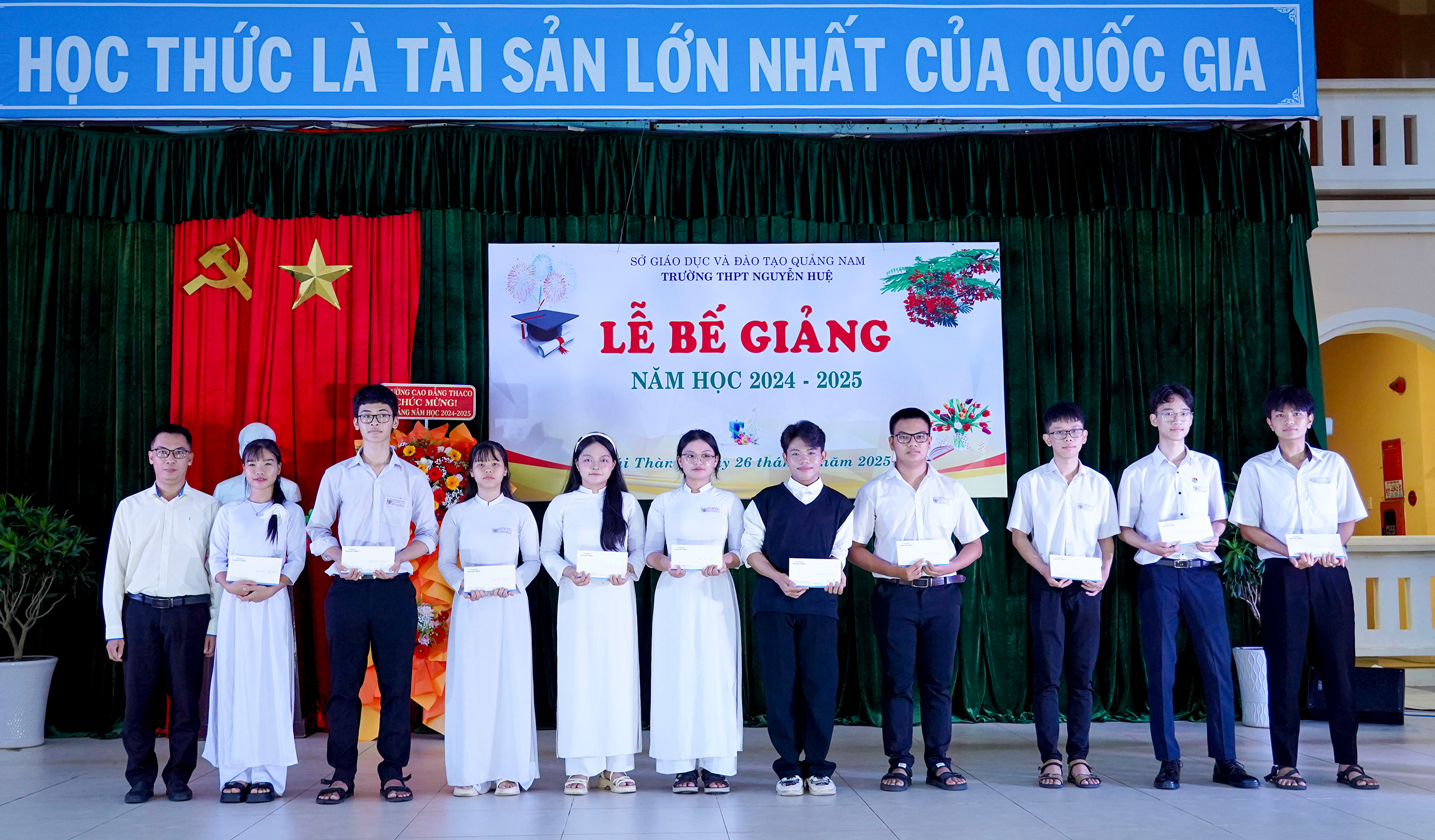 Ông Phan Như Anh Vũ - Giám đốc Nhân sự THACO INDUSTRIES trao học bổng cho học sinh trường THPT Nguyễn Huệ