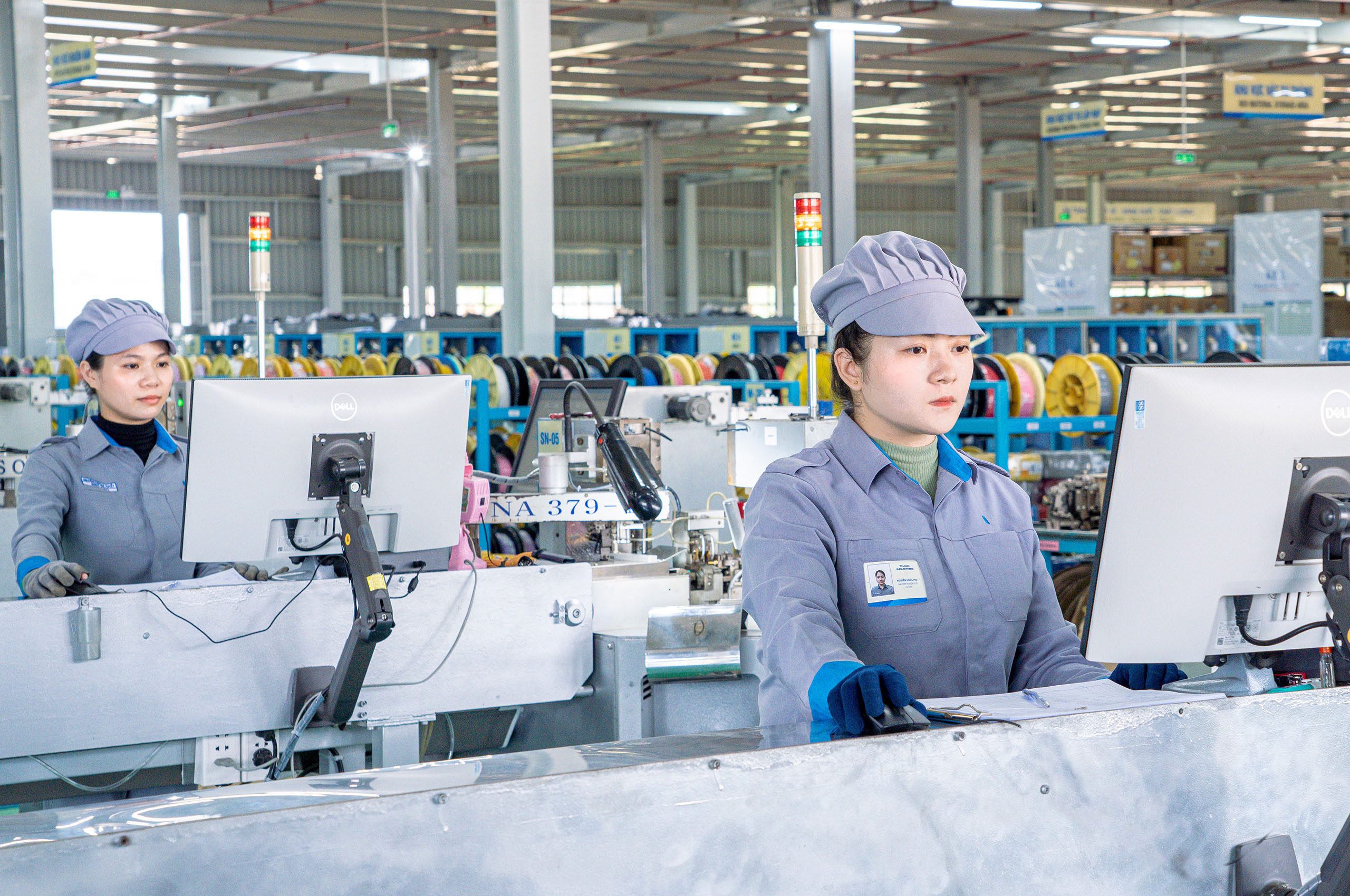 Công nhân Gen Z tham gia trực tiếp vào sản xuất tại nhà máy