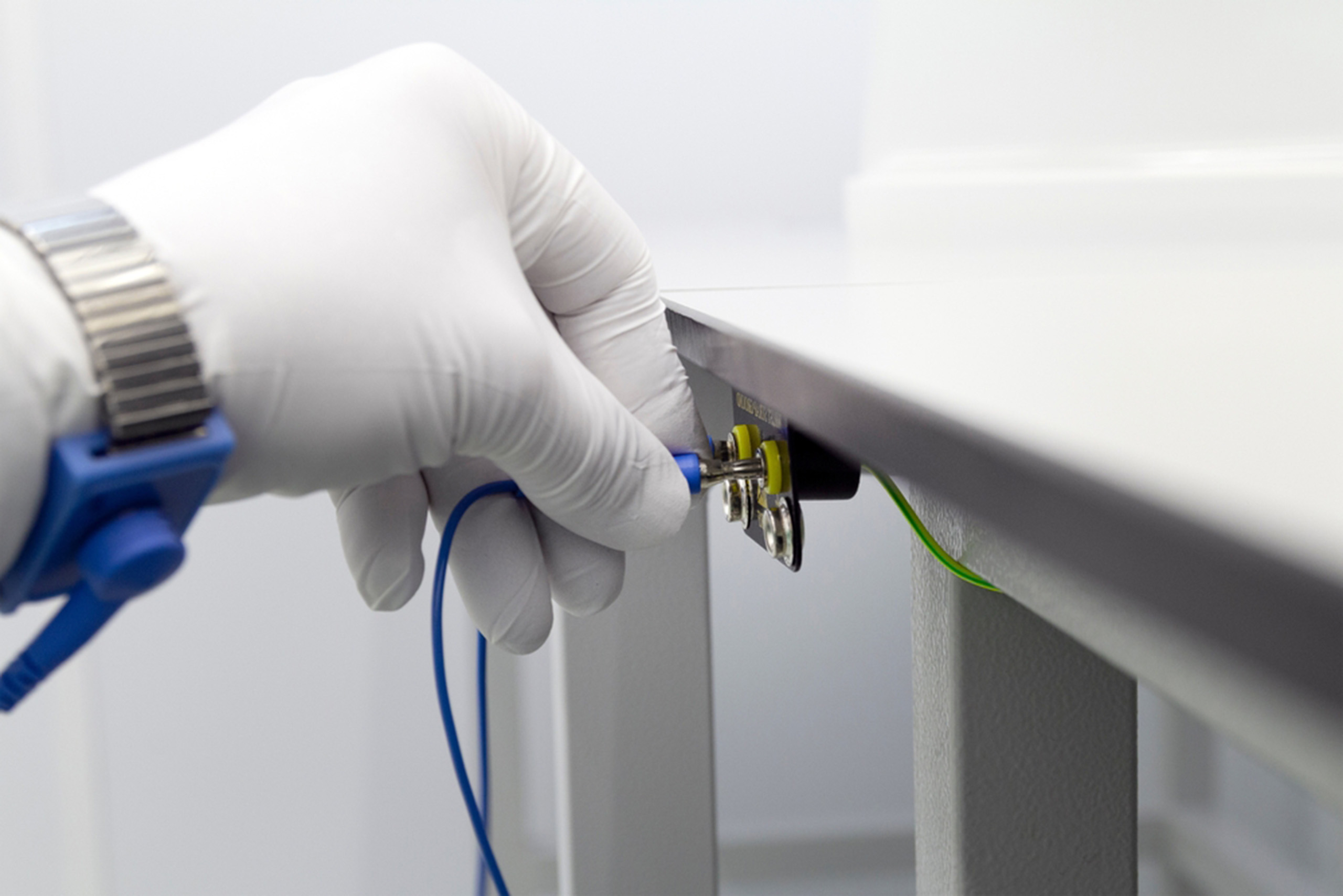 Controlling static contamination in cleanrooms with anti static gloves