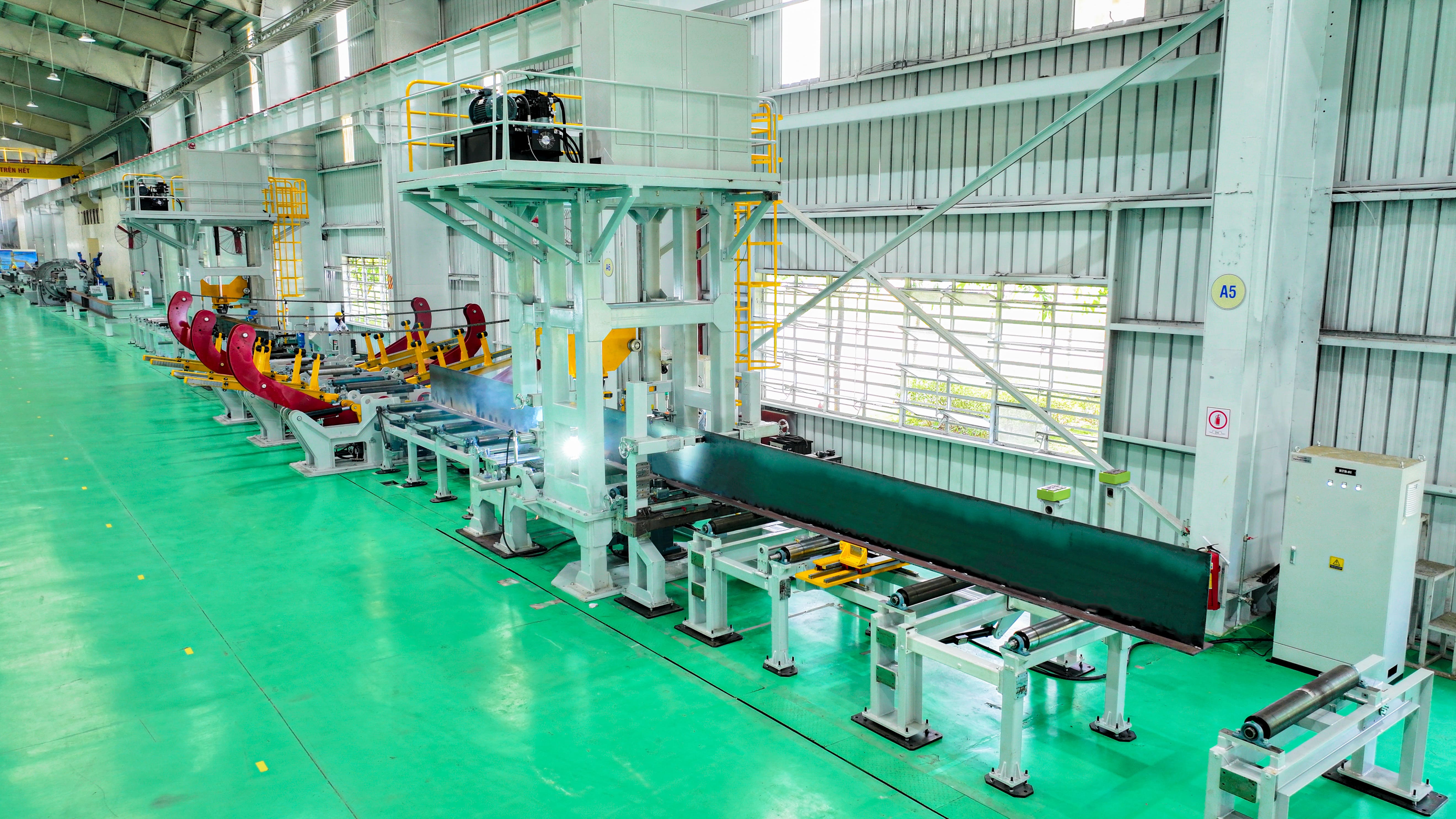 Máy hàn 3 trong 1 (gá - hàn - nén) tại Nhà máy Thiết bị chuyên dụng