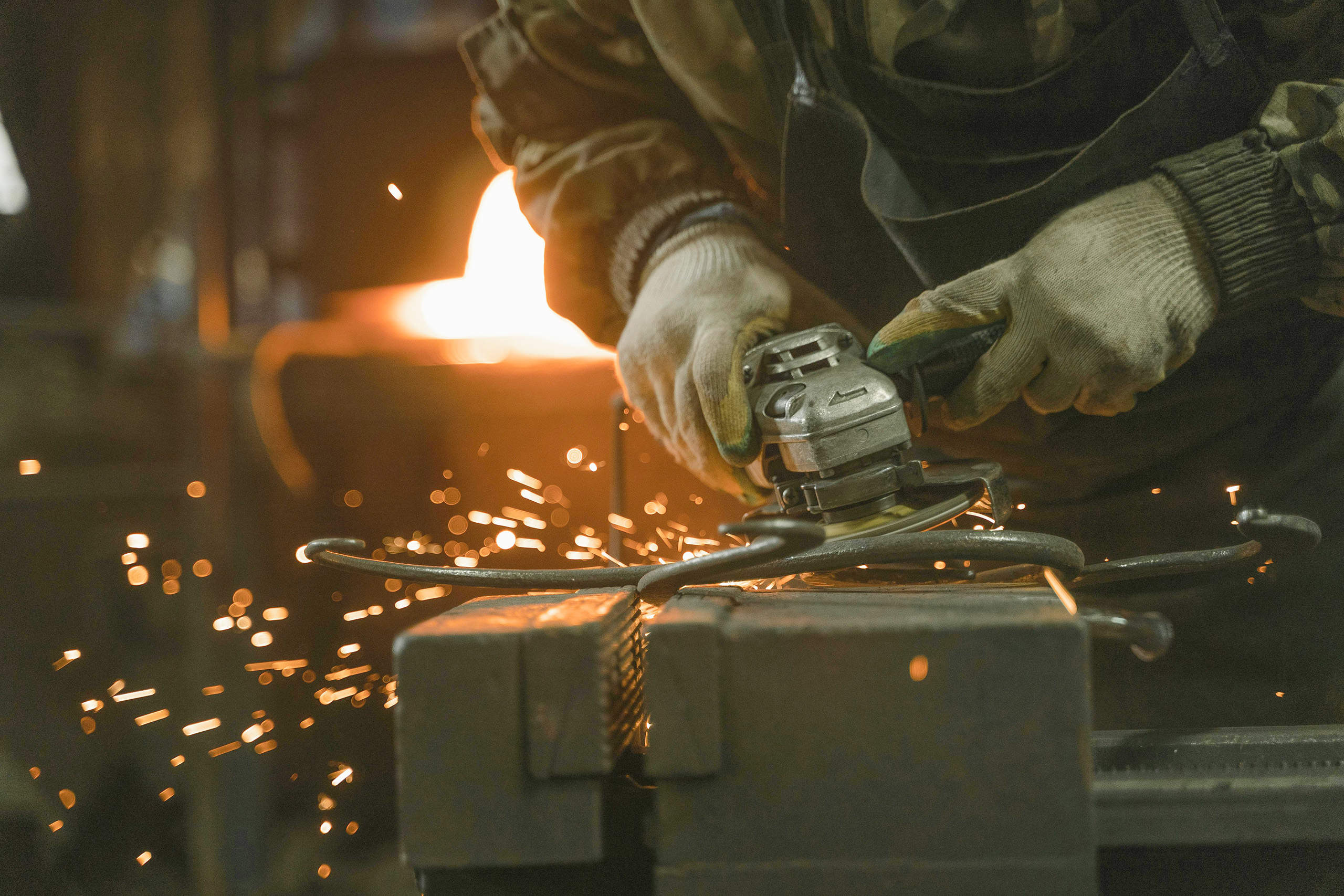 Electrical welding gloves – Heat resistant and spark-blocking protection