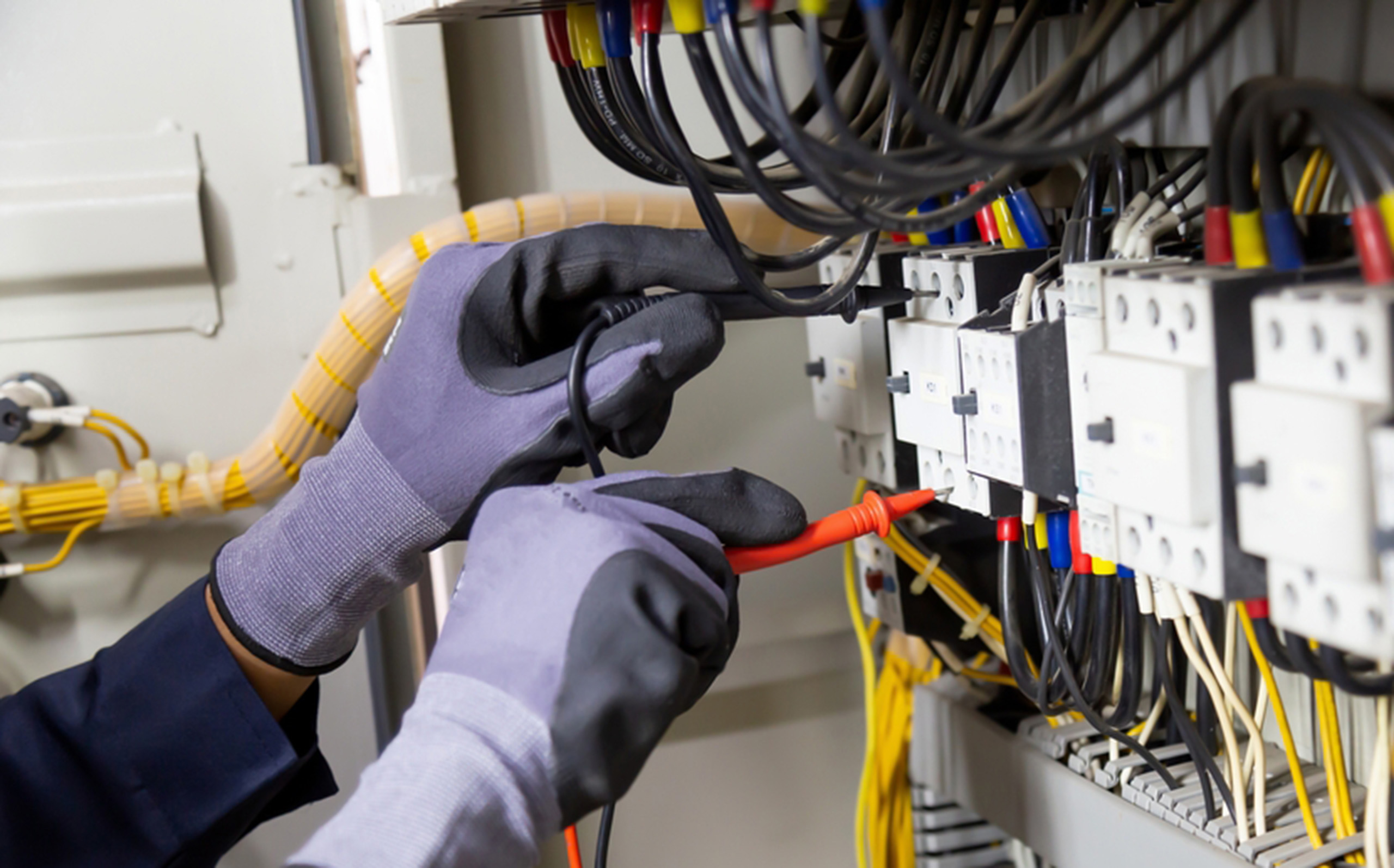 Low voltage rubber gloves with layered design