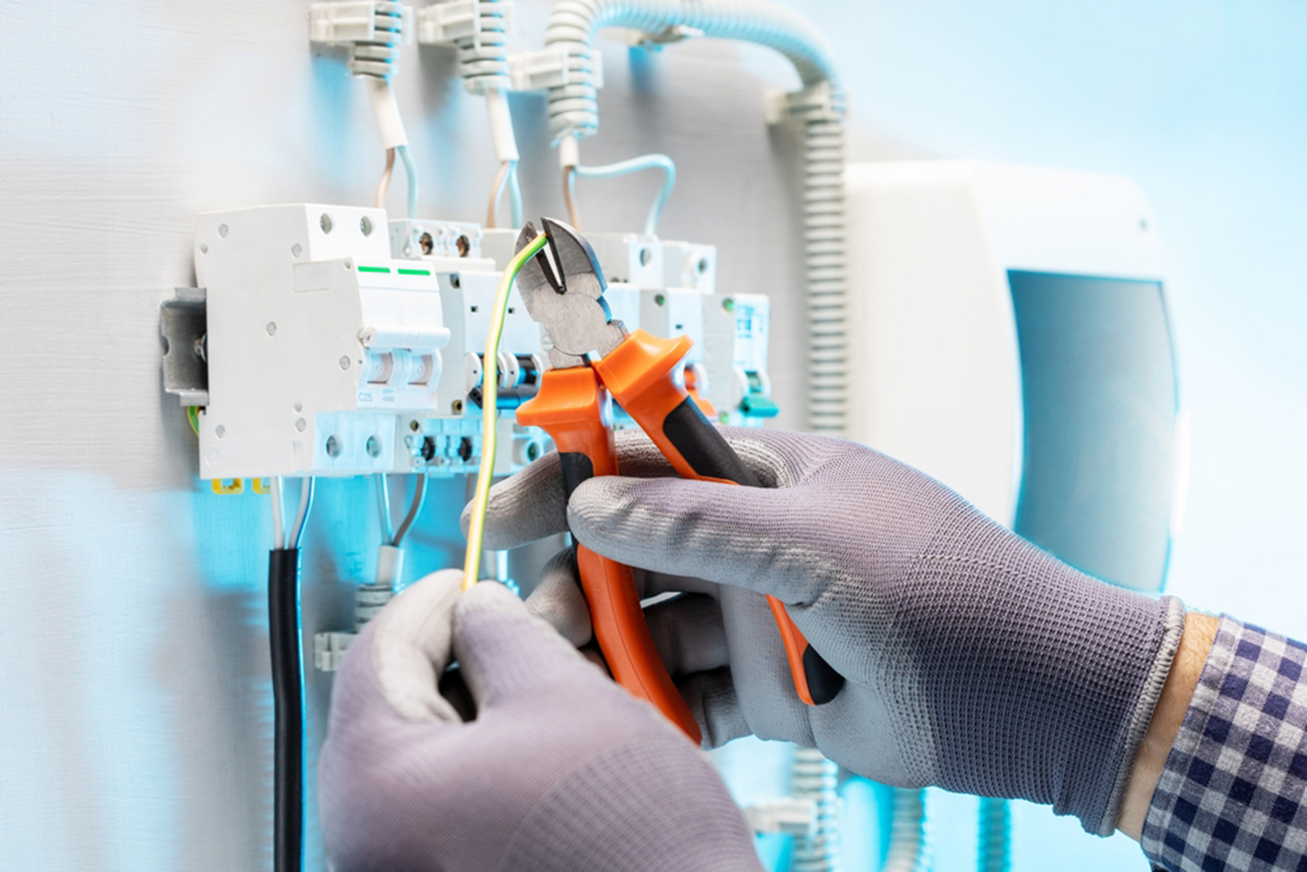 Measuring hands for correct low voltage glove size