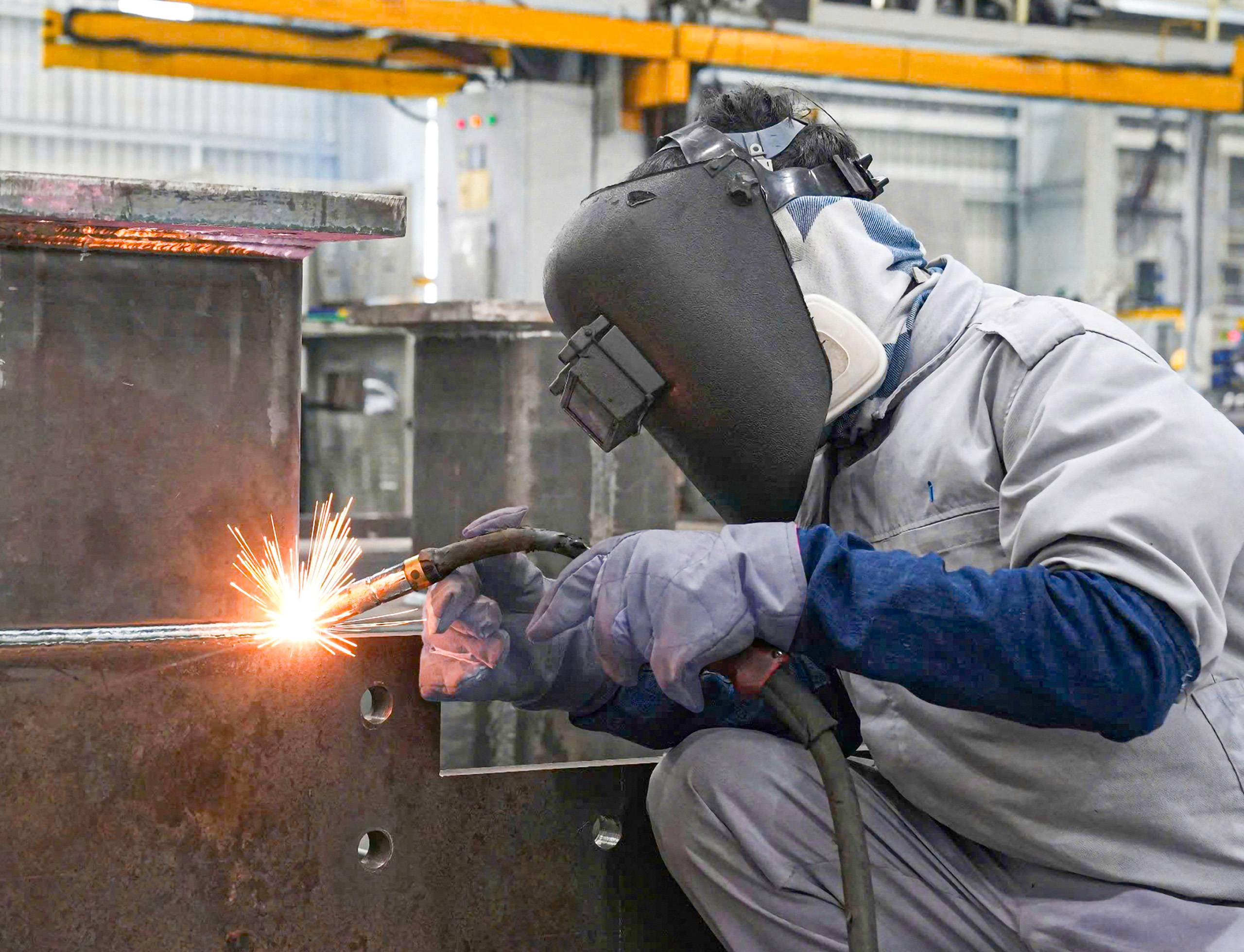  Arc flash gloves are manufactured from nomex or aramid fibers, offering exceptional flame resistance