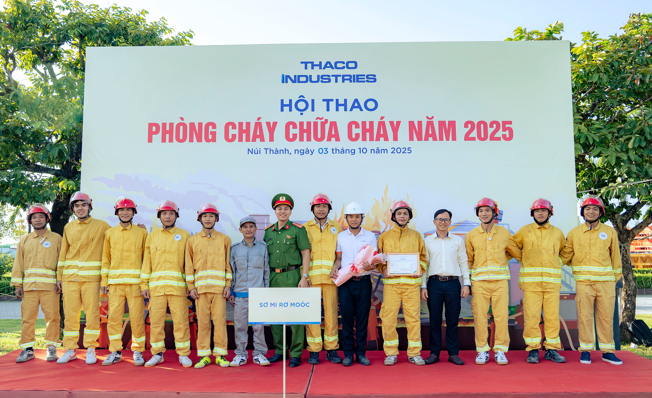 Giải Nhất được trao cho đội Sơ mi rơ moóc