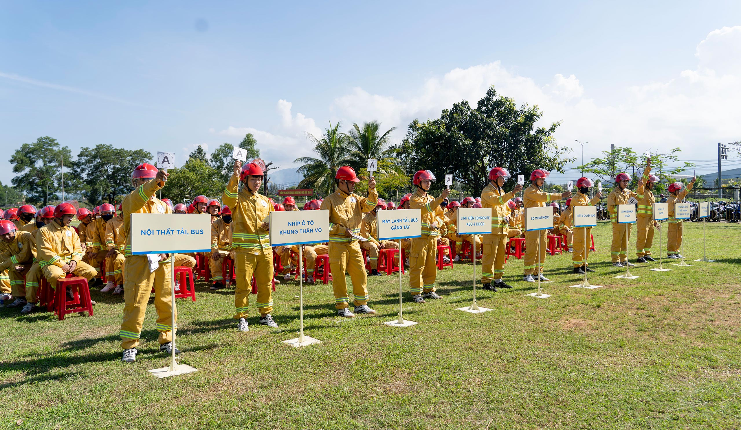 Các đội tham gia phần thi trắc nghiệm.