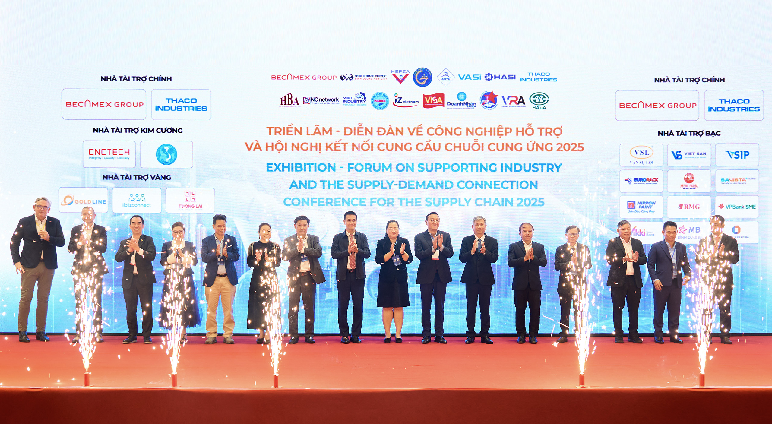 Ông Huỳnh Quang Nhung - Phó TGĐ Kinh doanh THACO INDUSTRIES (thứ tư, từ phải sang) tham dự Lễ khai mạc _Triển lãm - Diễn đàn về CNHT và hội nghị kết nối cung cầu chuỗi cung ứng 2025