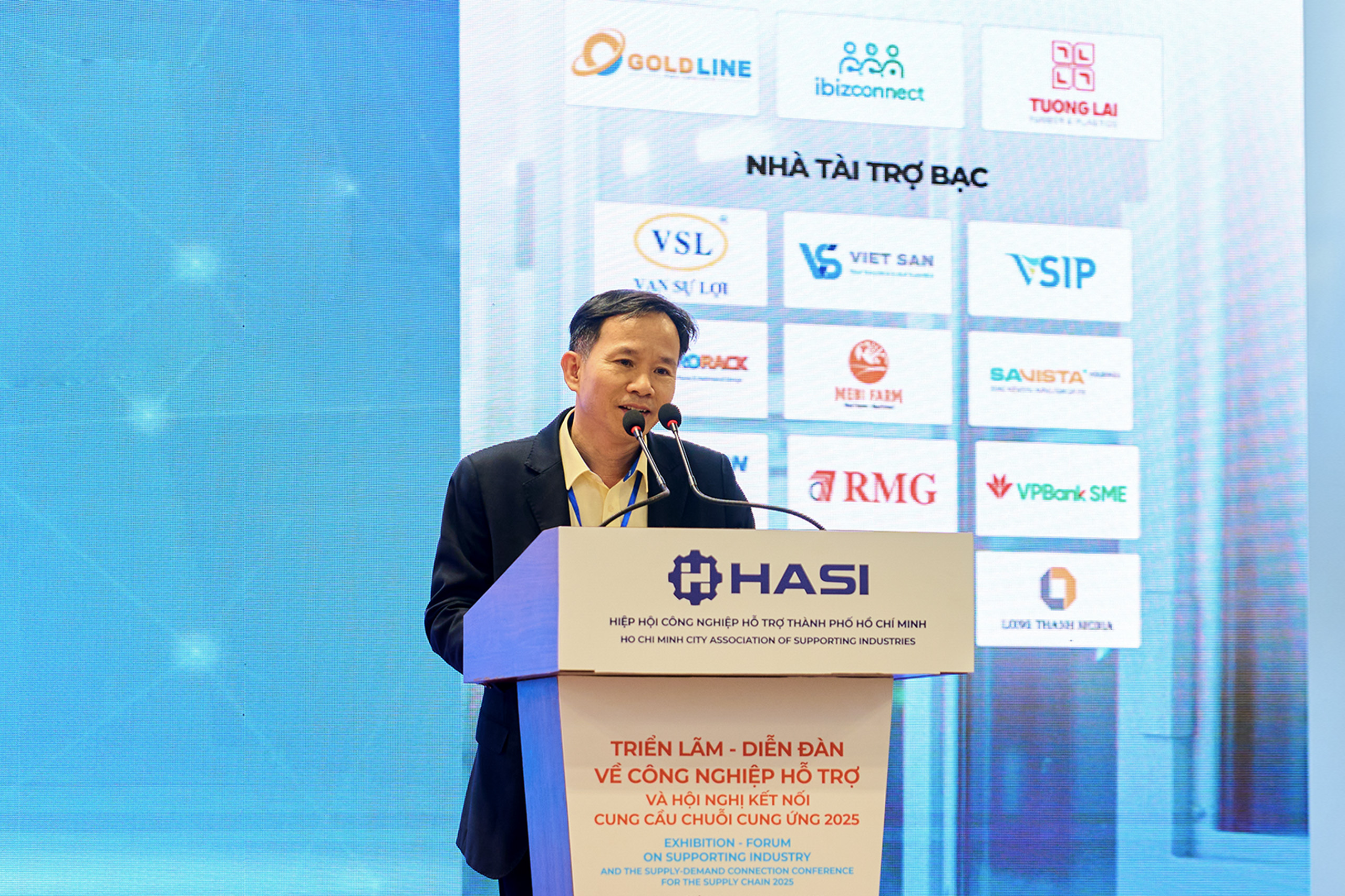 Ông Huỳnh Quang Nhung - Phó TGĐ Kinh doanh THACO INDUSTRIES trình bày tham luận tại diễn đàn.