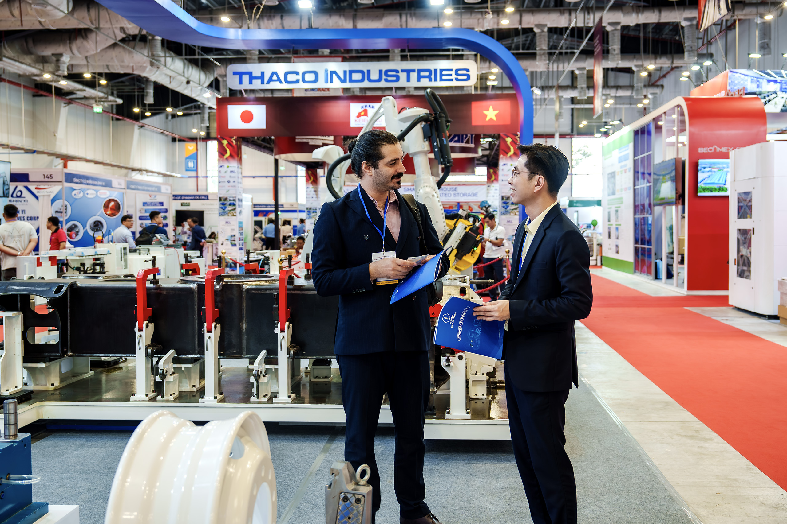 Khách tham quan gian hàng THACO INDUSTRIES tại triển lãm.