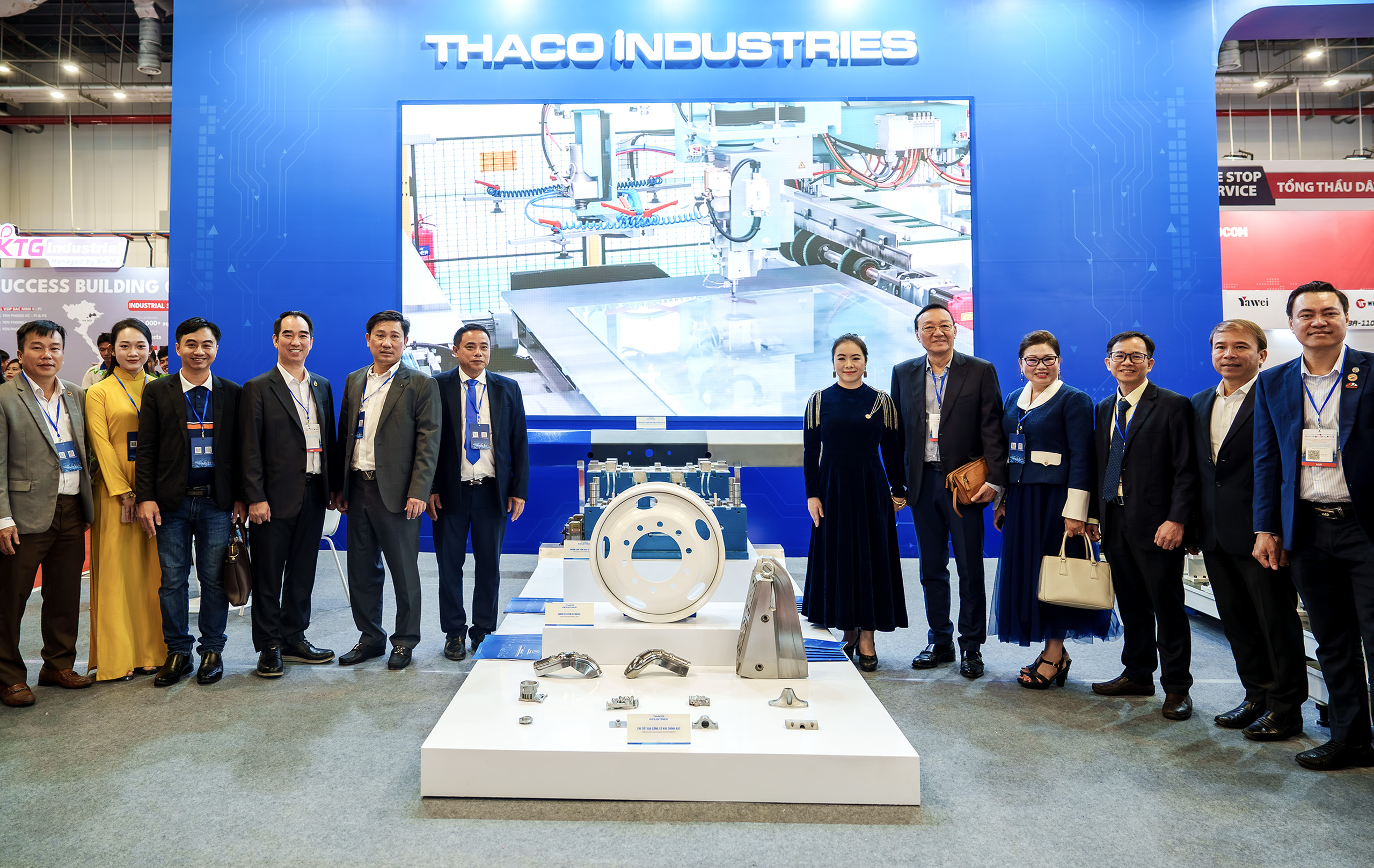 Đoàn đại biểu Hiệp hội CNHT TP.HCM (HASI) và Lãnh đạo THACO INDUSTRIES chụp hình lưu niệm