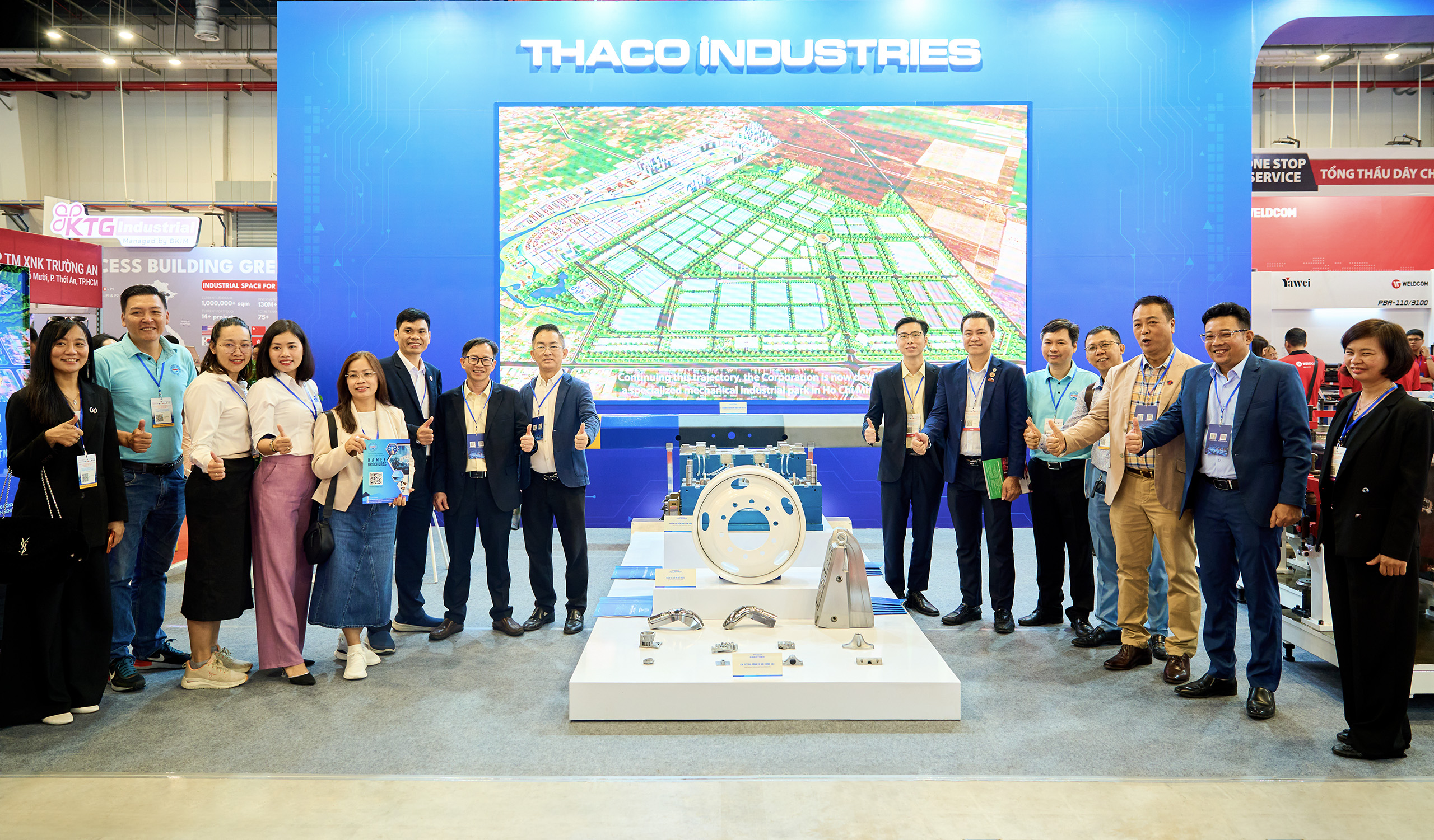 Lãnh đạo THACO INDUSTRIES và khách tham quan chụp hình lưu niệm.