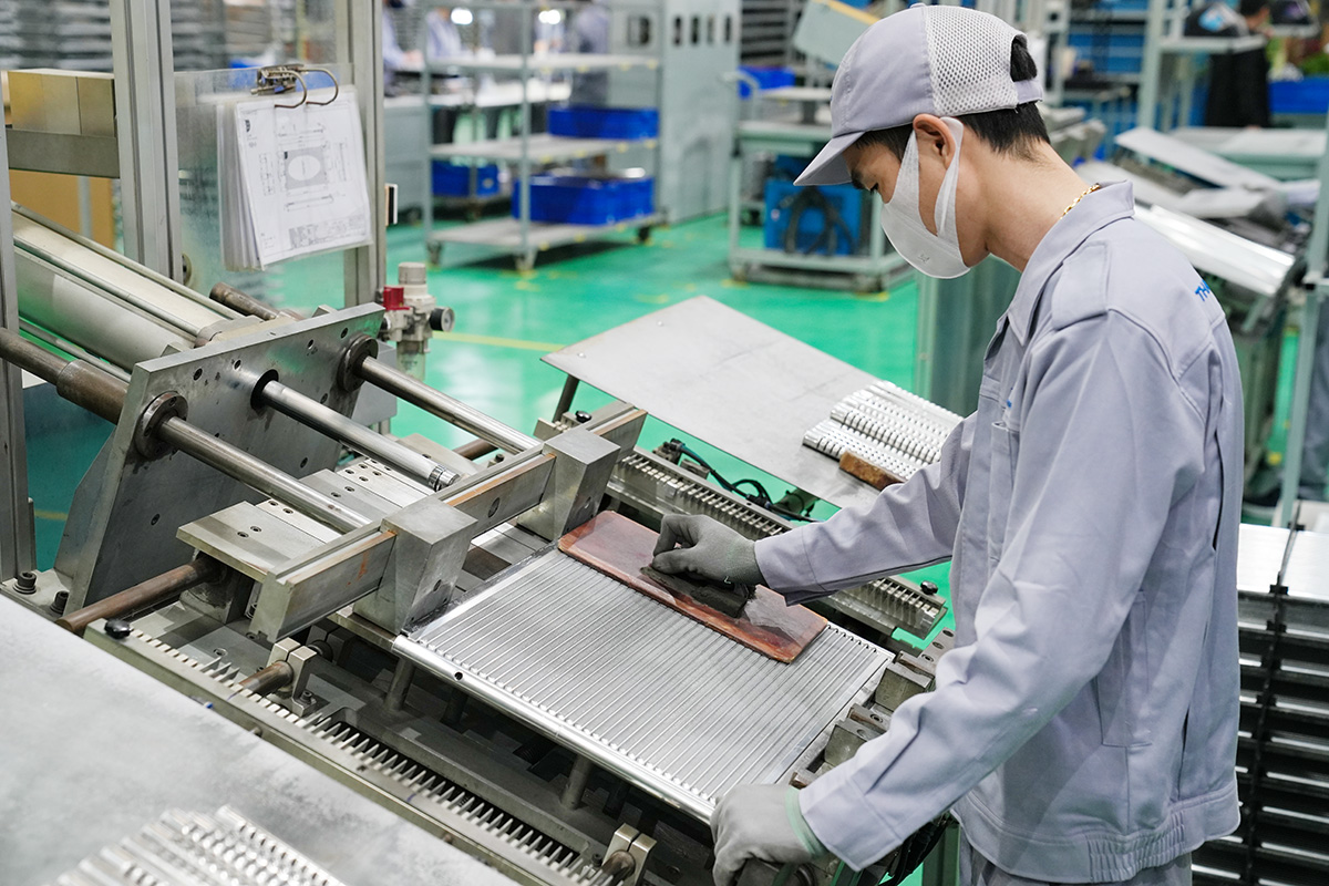 Overview of radiator and condenser assembly