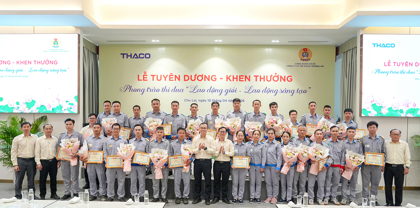 1. Ban Lãnh đạo và CBNV chụp hình lưu niệm tại chương trình