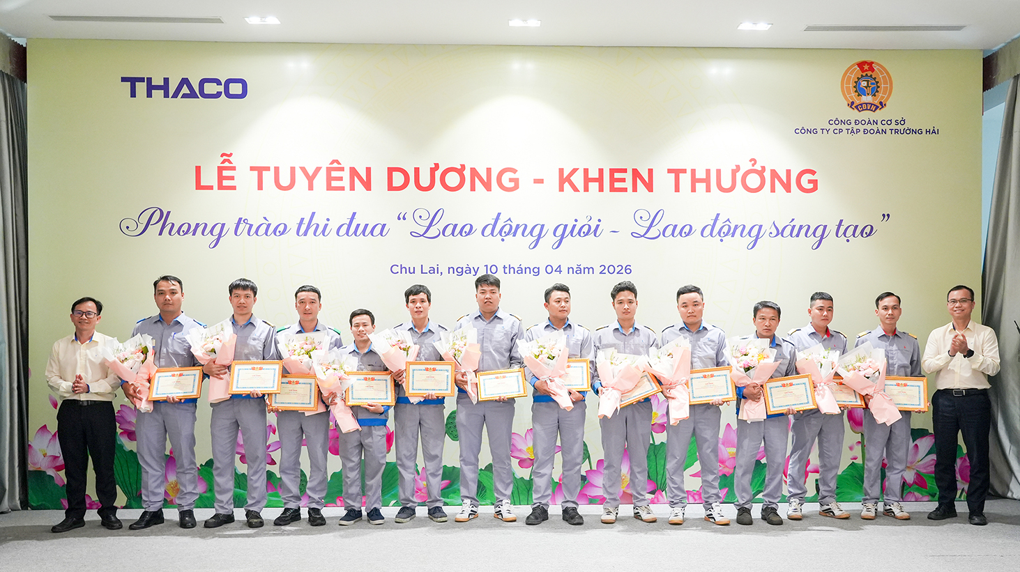 Trao thưởng cho các cá nhân xuất sắc