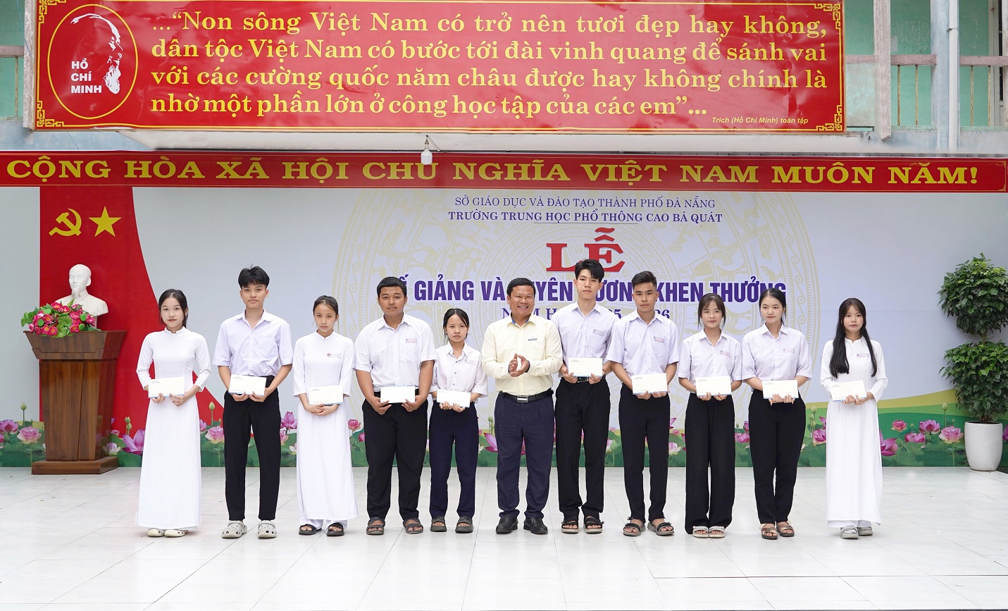 Ông Nguyễn Thanh Lâm – Giám đốc Nhà máy Khuôn mẫu và Gia công cơ khí chính xác cao đại diện THACO INDUSTRIES trao học bổng cho học sinh Trường THPT Cao Bá Quát