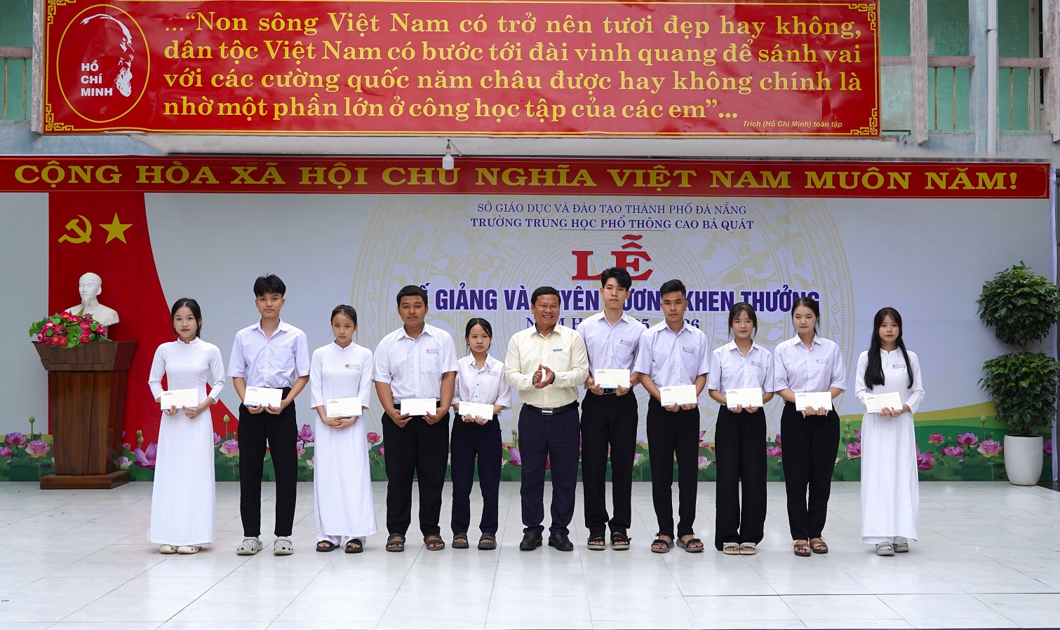 1. Ông Nguyễn Thanh Lâm – Giám đốc Nhà máy Khuôn mẫu và Gia công cơ khí chính xác cao đại diện THACO INDUSTRIES trao học bổng cho học sinh Trường THPT Cao Bá Quát