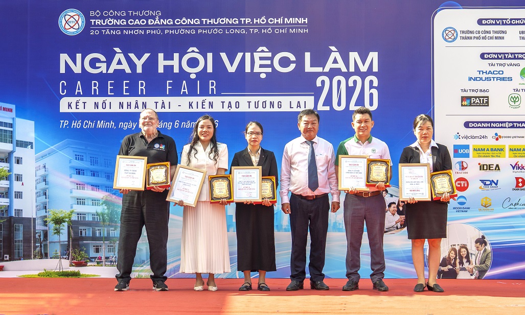 Đại diện THACO INDUSTRIES nhận kỷ niệm chương và thư cảm ơn Nhà tài trợ Vàng tại Ngày hội việc làm Trường Cao đẳng Công Thương 2026