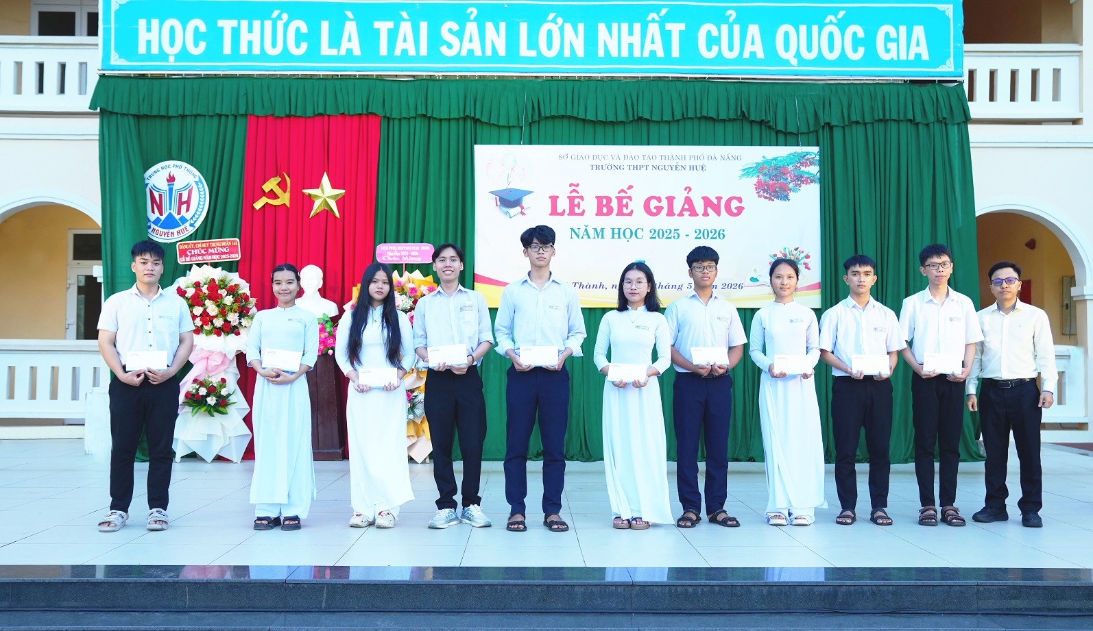 Ông Phạm Tuấn Sinh – Giám đốc điều hành Nhà máy Ghế ô tô đại diện THACO INDUSTRIES trao học bổng cho học sinh Trường THPT Nguyễn Huệ