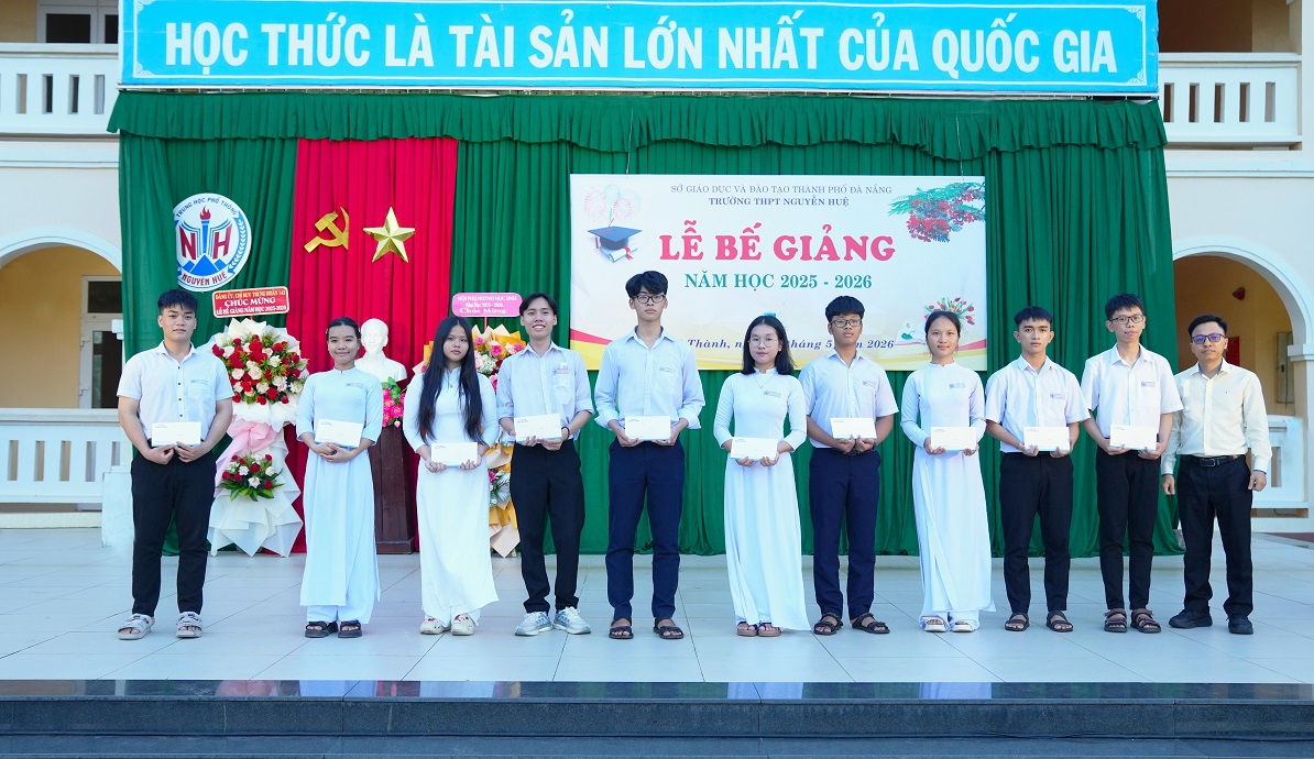 2. Ông Phạm Tuấn Sinh – Giám đốc điều hành Nhà máy Ghế ô tô đại diện THACO INDUSTRIES trao học bổng cho học sinh Trường THPT Nguyễn Huệ
