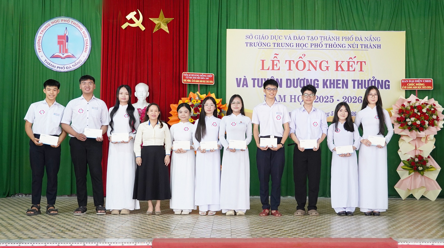 Bà Nguyễn Lê Thị Bích Hạnh – Kế toán trưởng THACO INDUSTRIES đại diện Tập đoàn trao học bổng cho học sinh Trường THPT Núi Thành