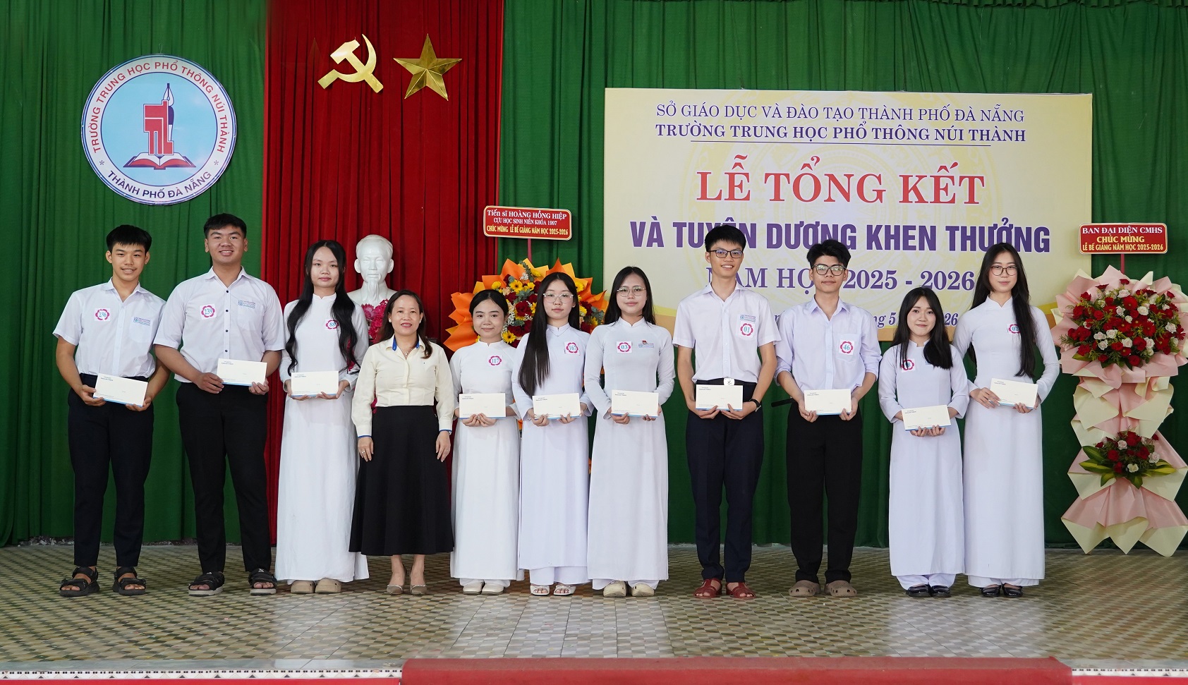 3. Bà Nguyễn Lê Thị Bích Hạnh – Kế toán trưởng THACO INDUSTRIES đại diện Tập đoàn trao học bổng cho học sinh Trường THPT Núi Thành