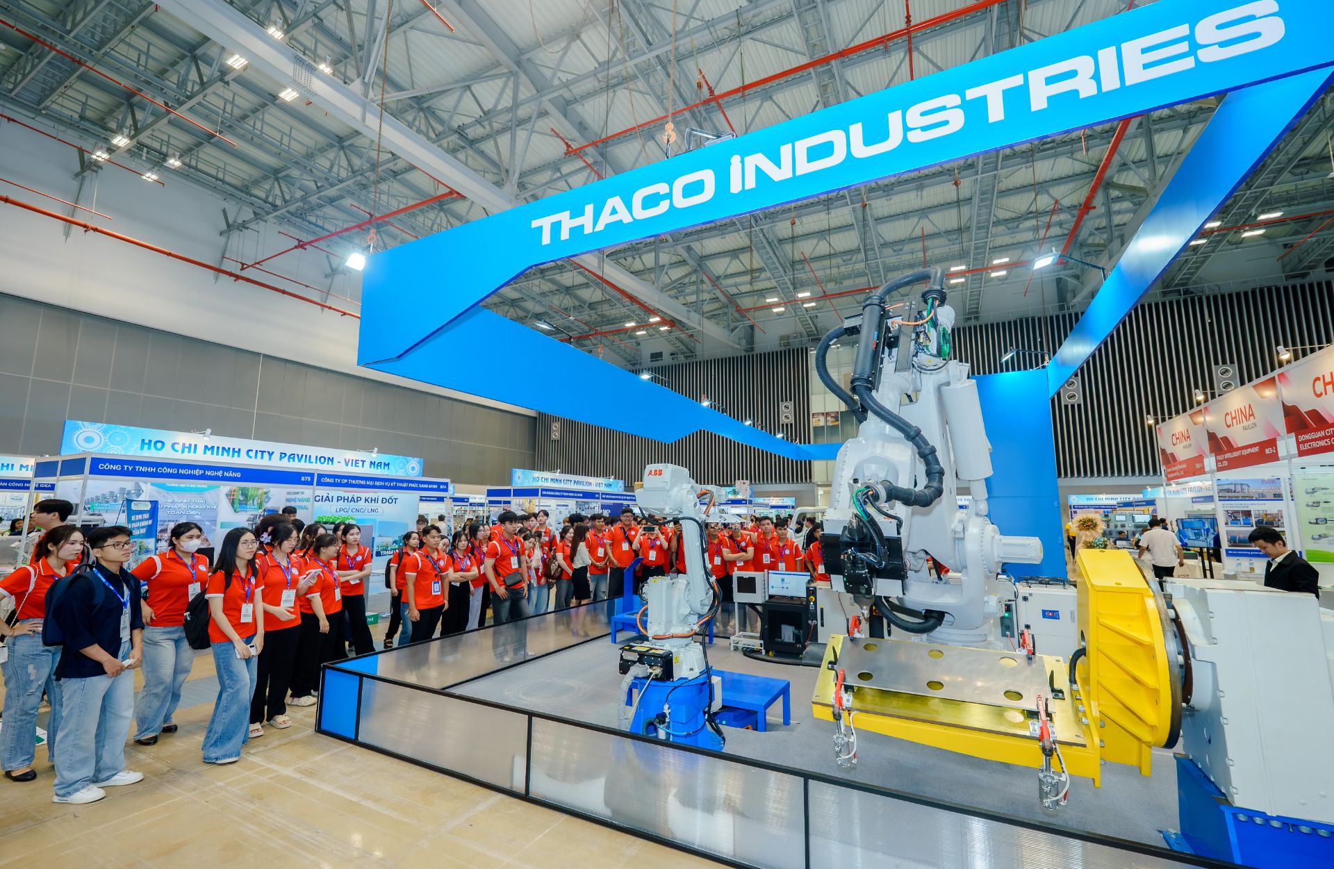 Sinh viên Trường Cao đẳng Công nghệ Sài Gòn tham quan gian hàng trưng bày của THACO INDUSTRIES và tìm hiểu cơ hội việc làm tại Tập đoàn