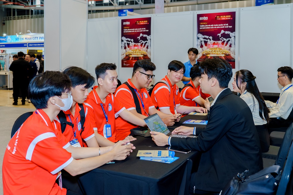 Sinh viên Trường Cao đẳng Công nghệ Sài Gòn tham quan gian hàng trưng bày của THACO INDUSTRIES và tìm hiểu cơ hội việc làm tại Tập đoàn