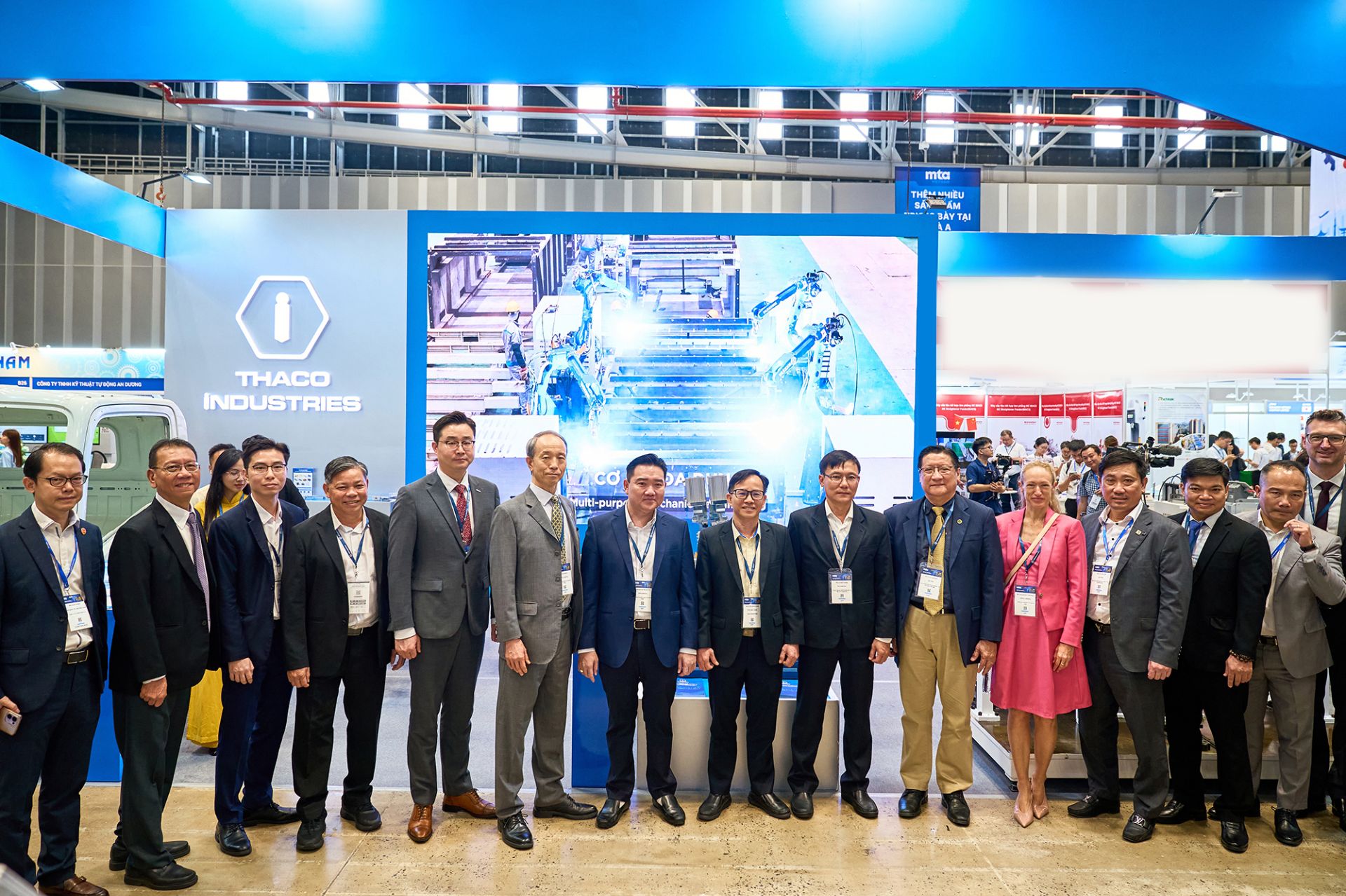 Ban Lãnh đạo THACO INDUSTRIES đón đoàn khách VIP tham quan gian hàng