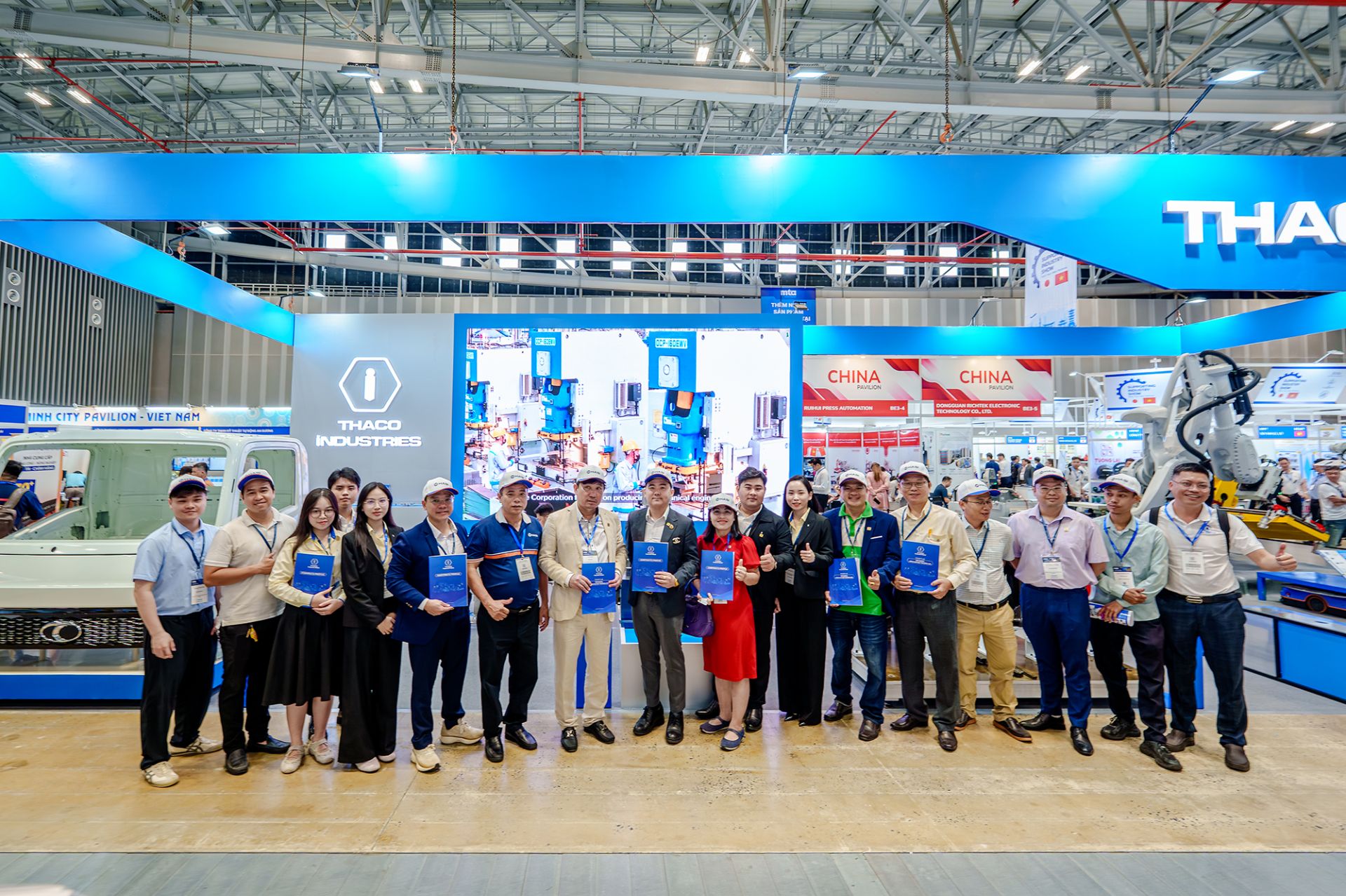 Khách hàng tham quan, trao đổi về các sản phẩm, giải pháp công nghệ của THACO INDUSTRIES